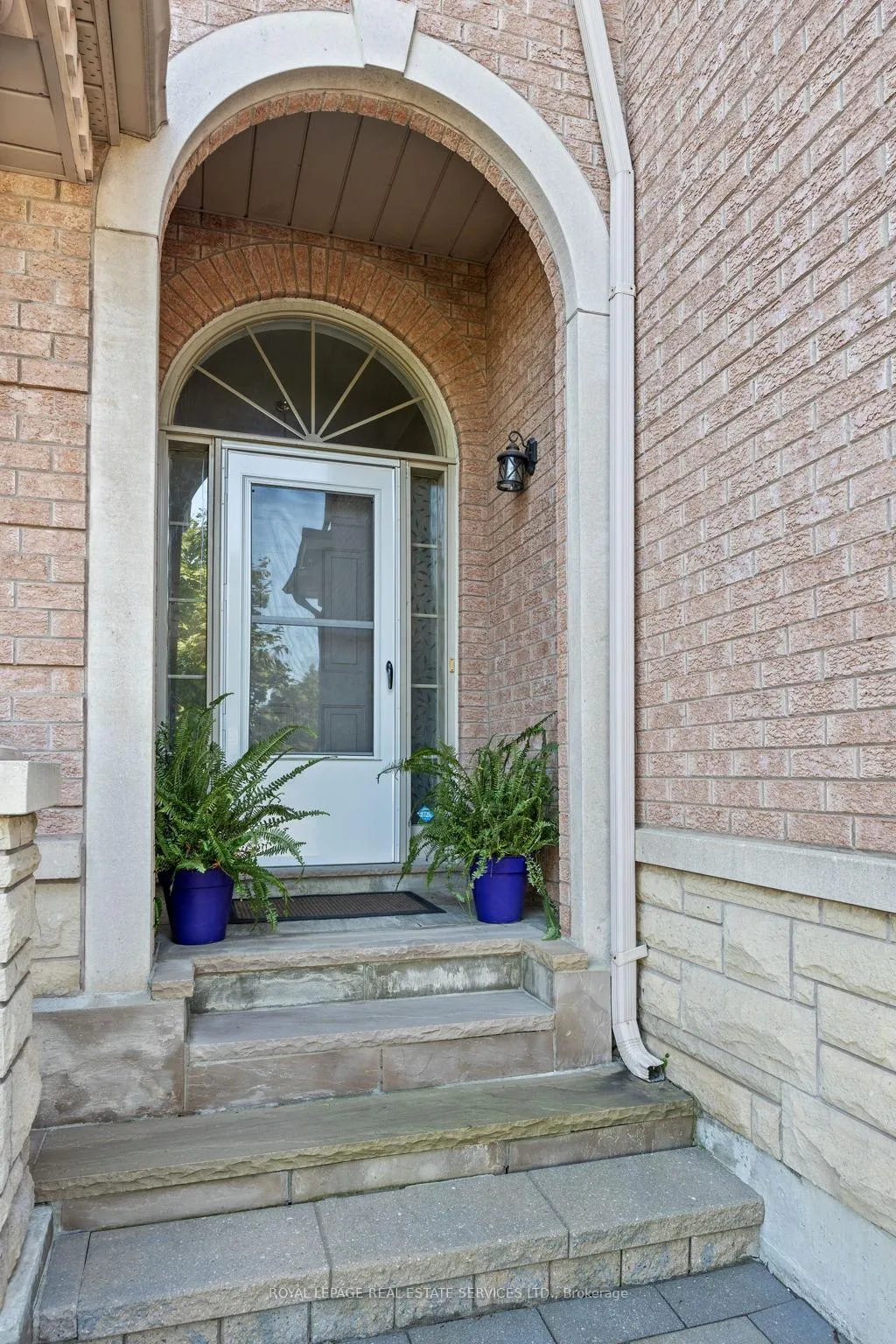 Photo 2 of 140 Kingsbridge Circle, Vaughan, Beverley Glen — HOMEH