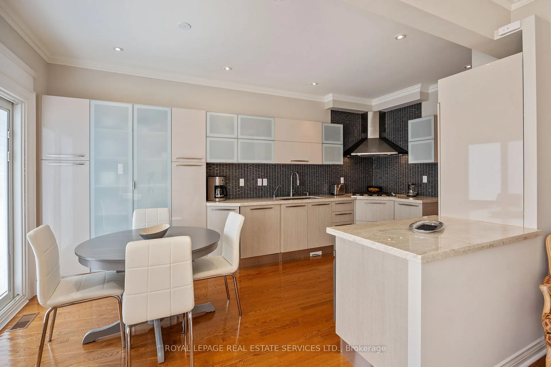 Photo 8 of 140 Kingsbridge Circle, Vaughan, Beverley Glen — HOMEH