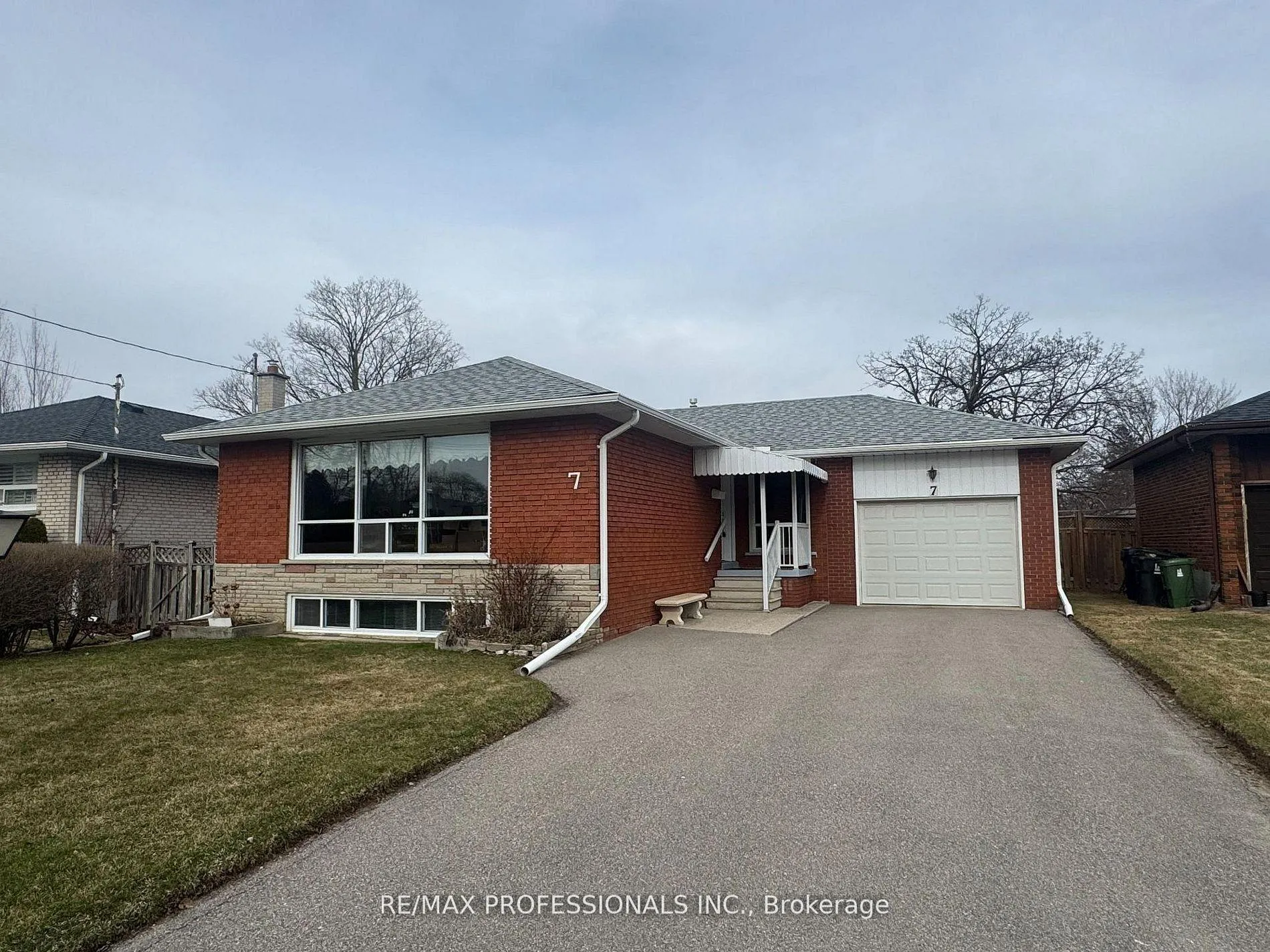 Photo 1 of 7 Pettit Drive, Etobicoke, Willowridge-Martingrove-Richview — HOMEH