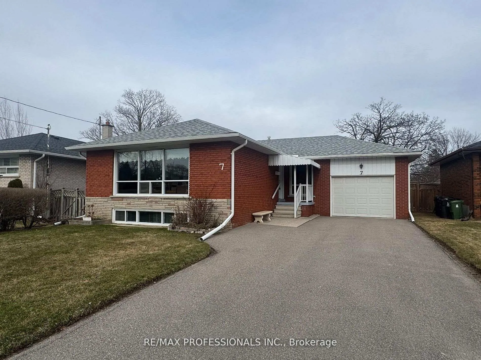 Photo 2 of 7 Pettit Drive, Etobicoke, Willowridge-Martingrove-Richview — HOMEH