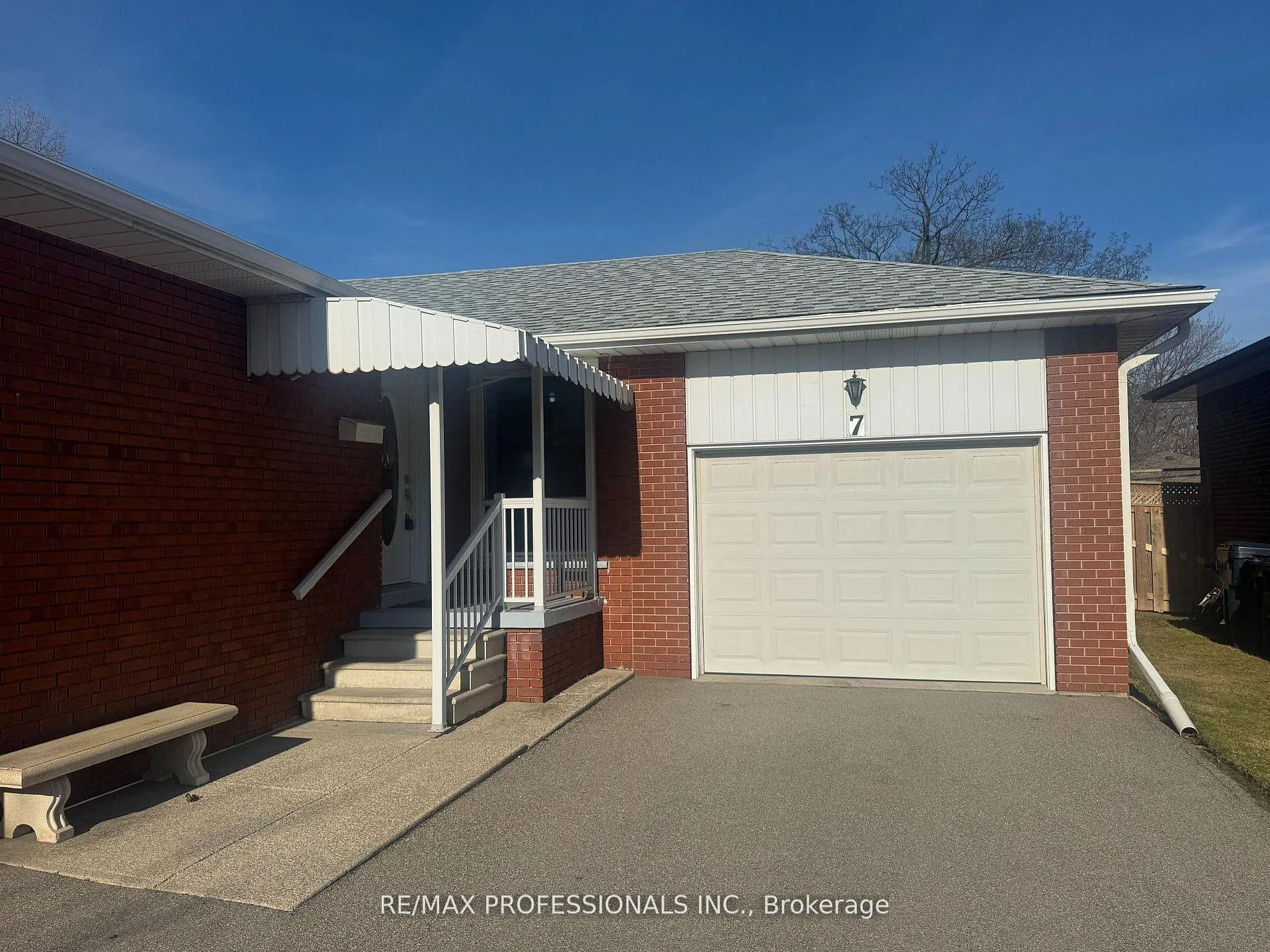 Photo 4 of 7 Pettit Drive, Etobicoke, Willowridge-Martingrove-Richview — HOMEH