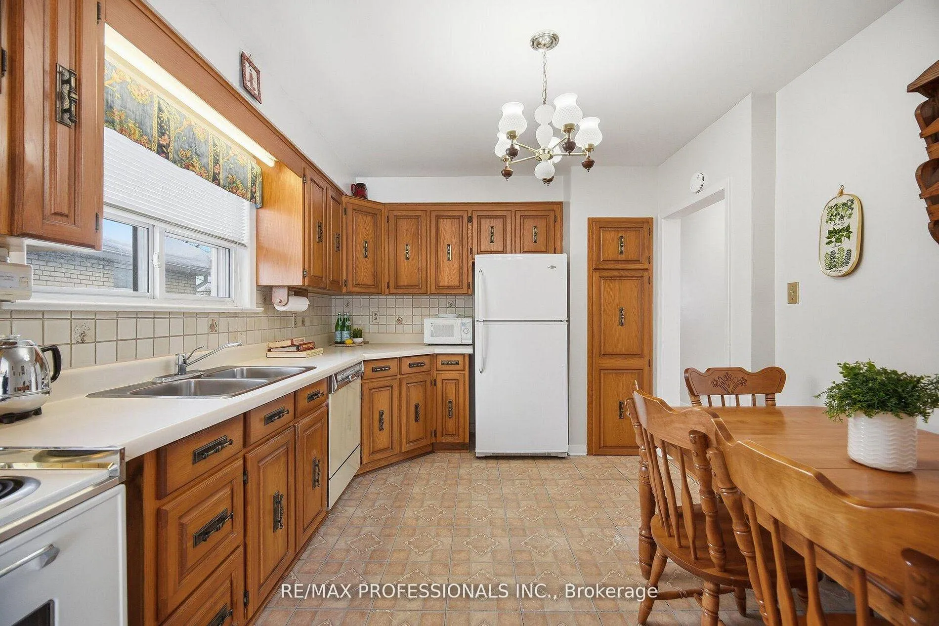 Photo 14 of 7 Pettit Drive, Etobicoke, Willowridge-Martingrove-Richview — HOMEH