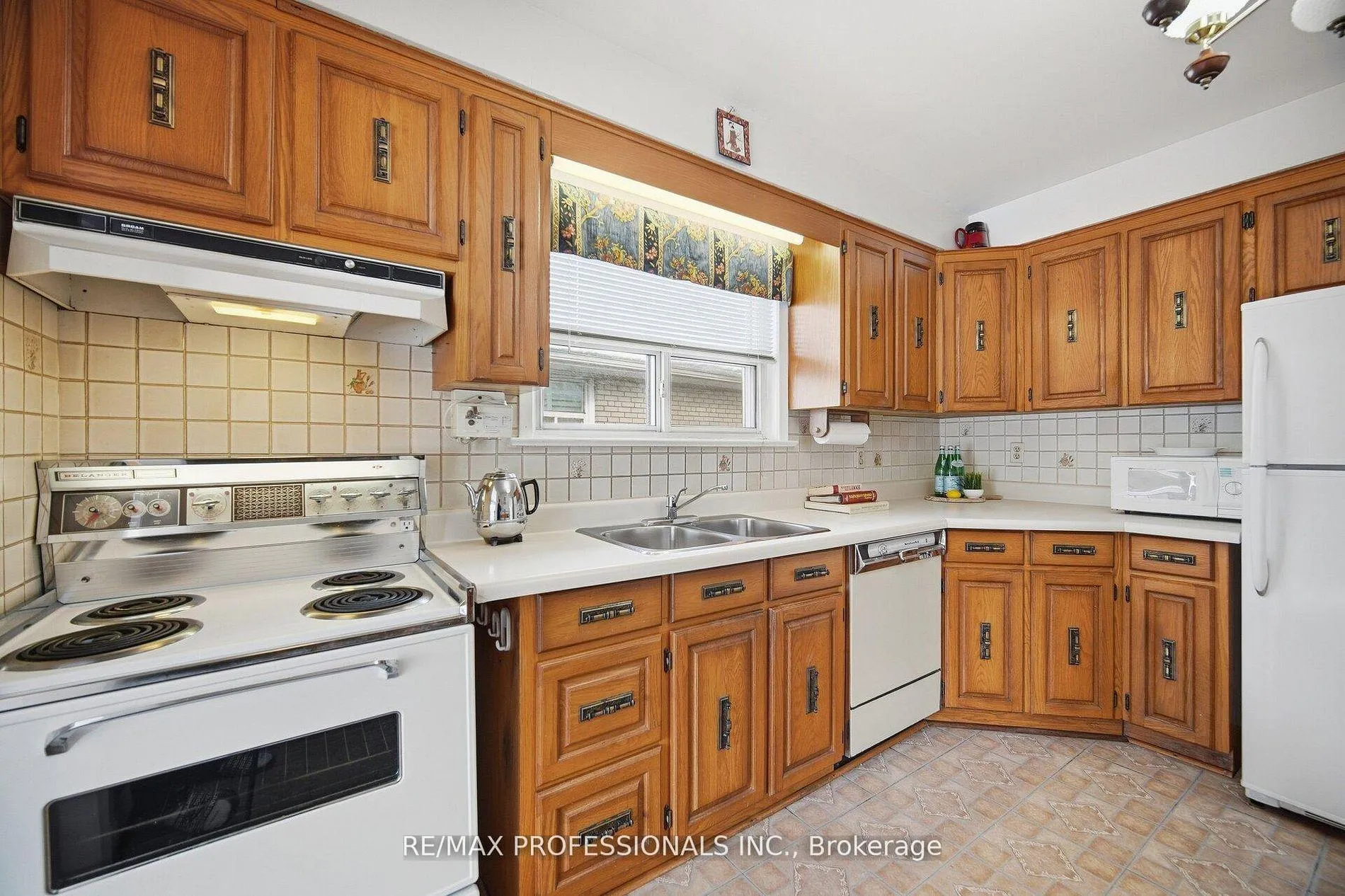 Photo 17 of 7 Pettit Drive, Etobicoke, Willowridge-Martingrove-Richview — HOMEH