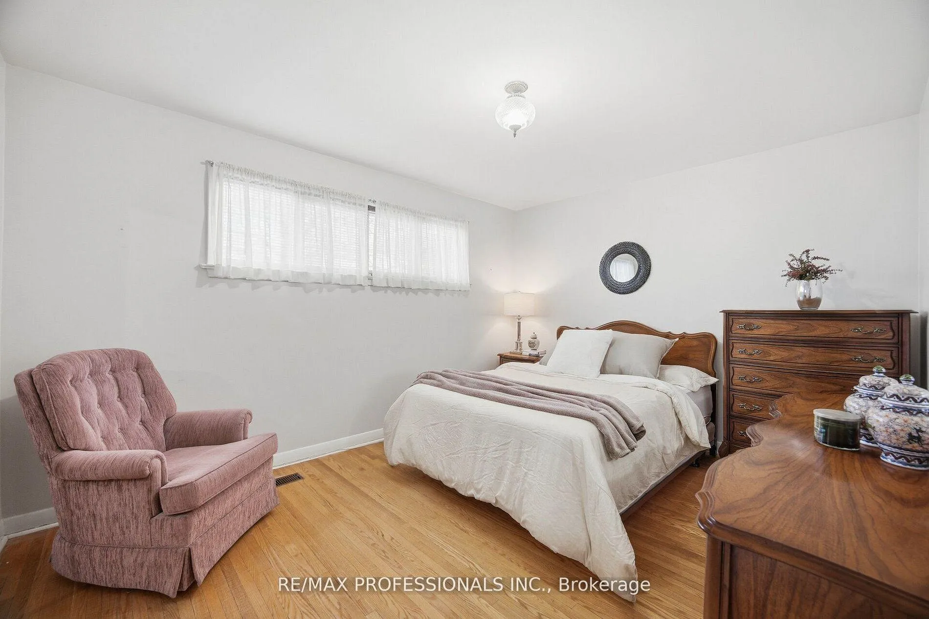 Photo 19 of 7 Pettit Drive, Etobicoke, Willowridge-Martingrove-Richview — HOMEH