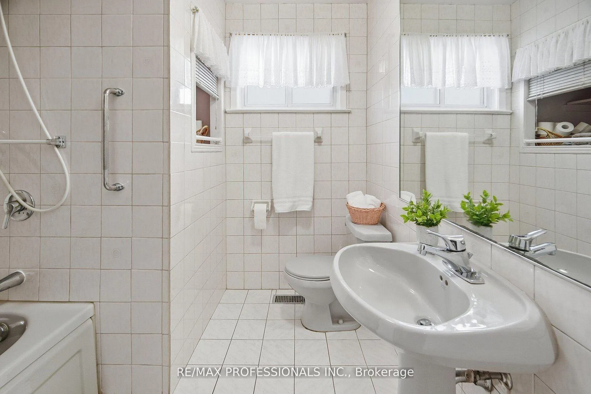 Photo 25 of 7 Pettit Drive, Etobicoke, Willowridge-Martingrove-Richview — HOMEH