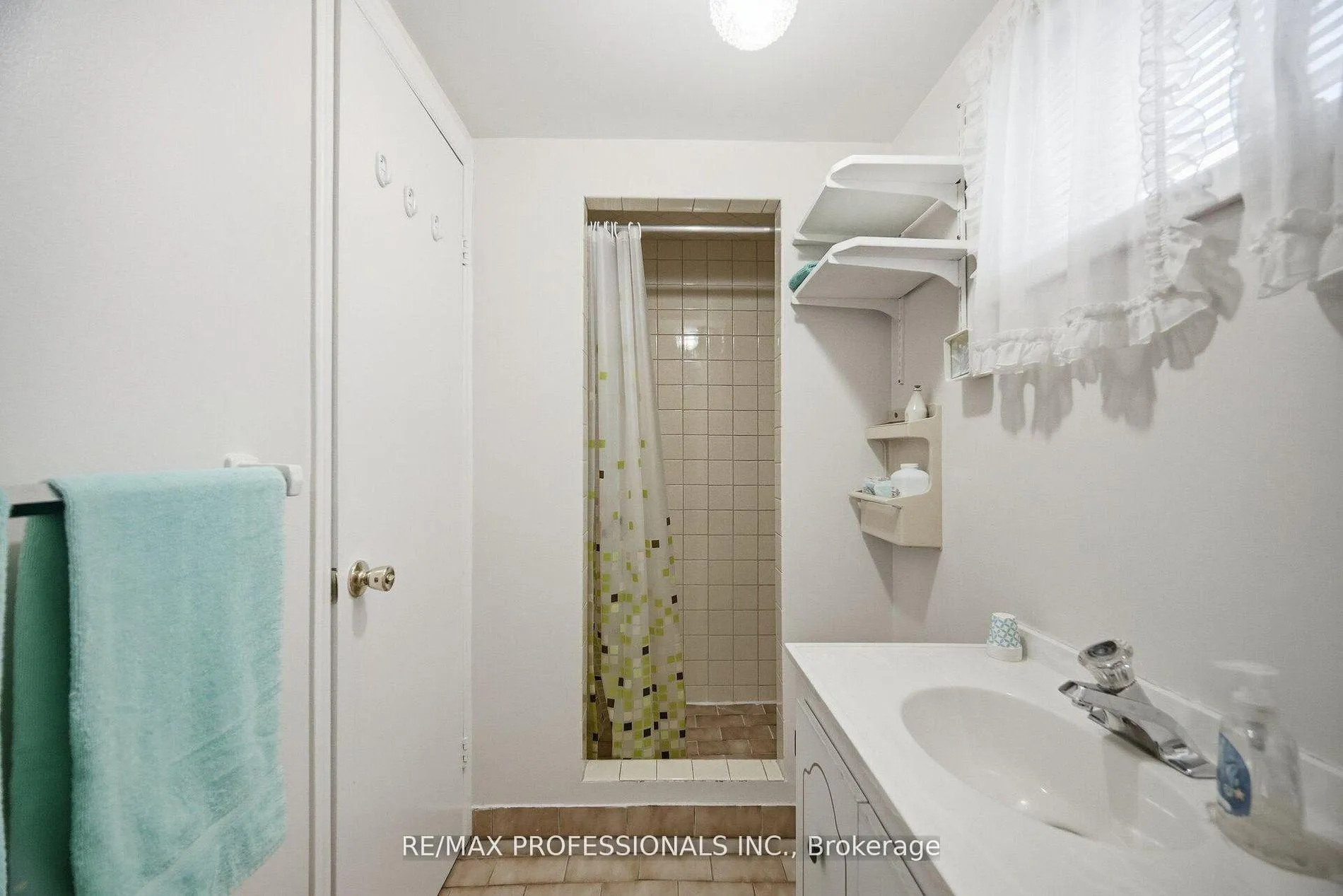 Photo 39 of 7 Pettit Drive, Etobicoke, Willowridge-Martingrove-Richview — HOMEH