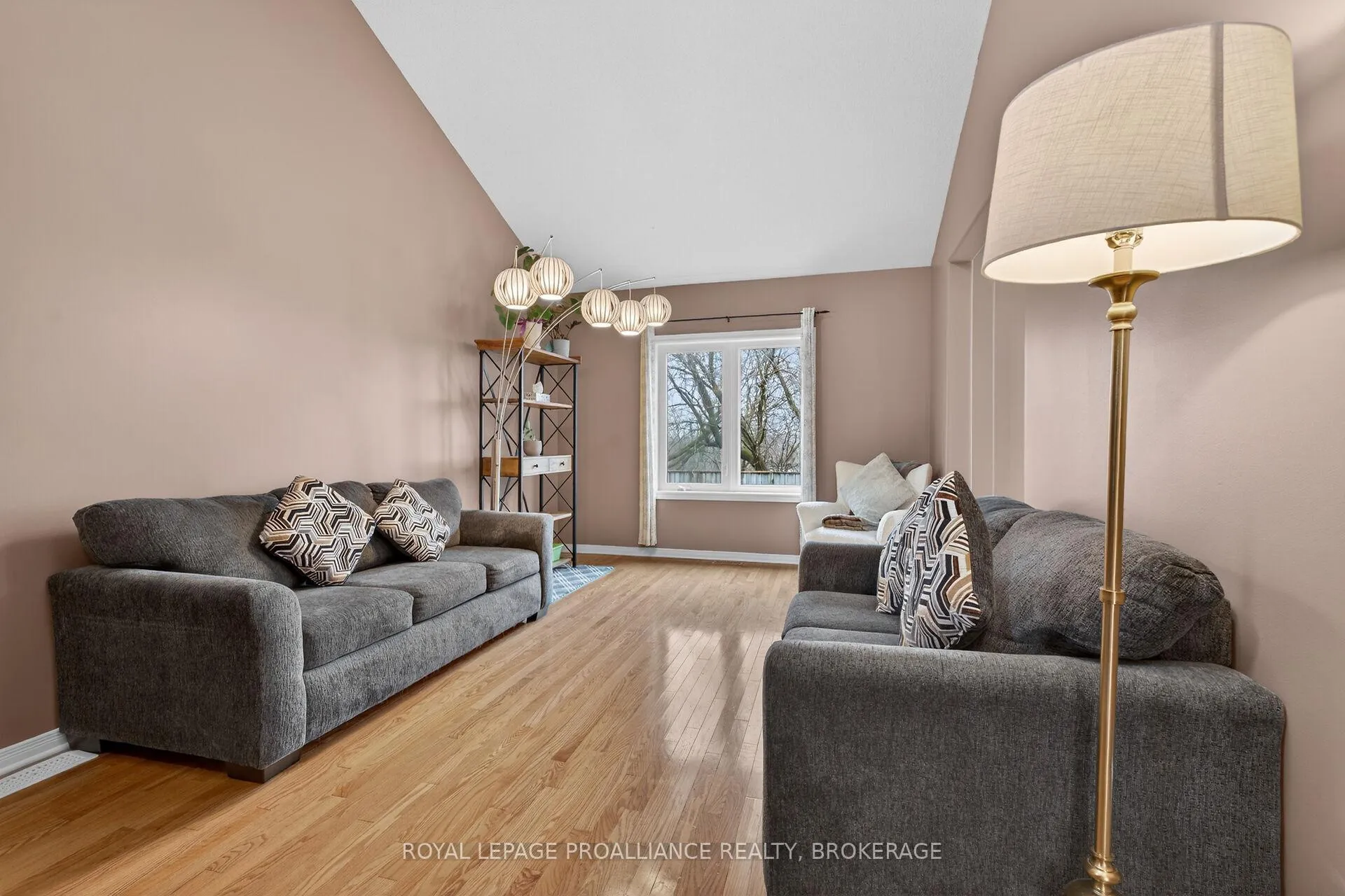 Photo 11 of 462 Weston Crescent, Kingston, East Gardiners Rd — HOMEH