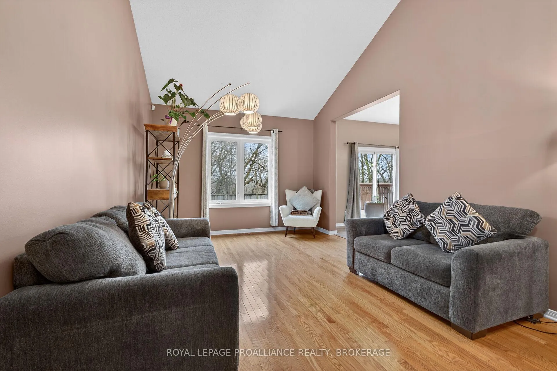 Photo 12 of 462 Weston Crescent, Kingston, East Gardiners Rd — HOMEH