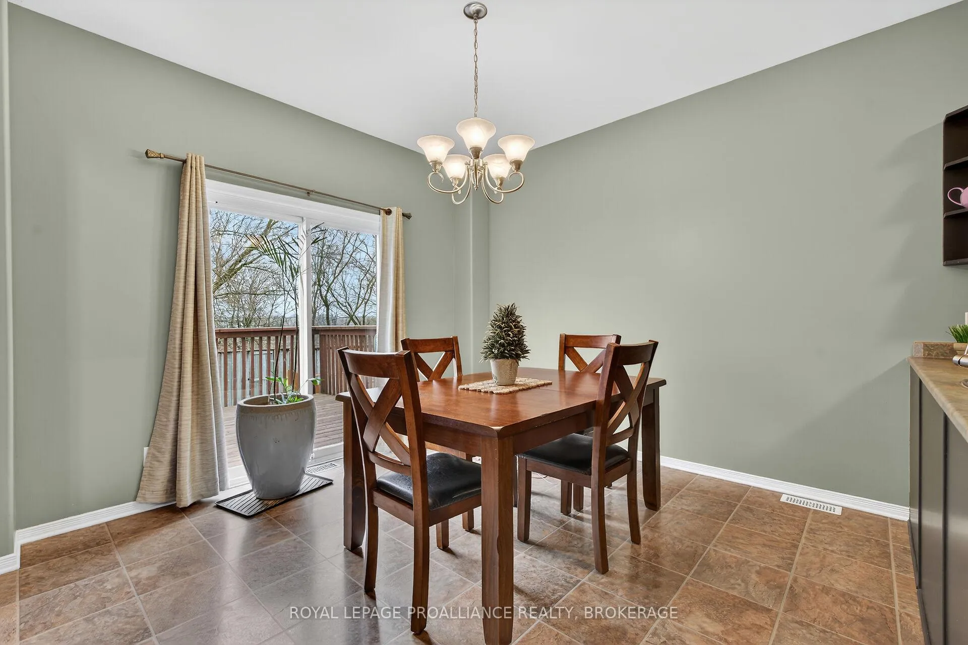 Photo 14 of 462 Weston Crescent, Kingston, East Gardiners Rd — HOMEH