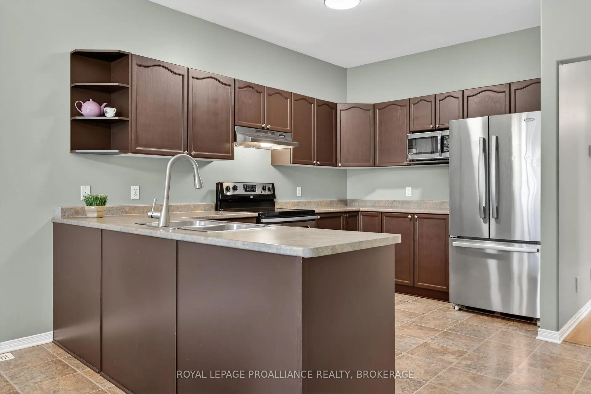 Photo 17 of 462 Weston Crescent, Kingston, East Gardiners Rd — HOMEH