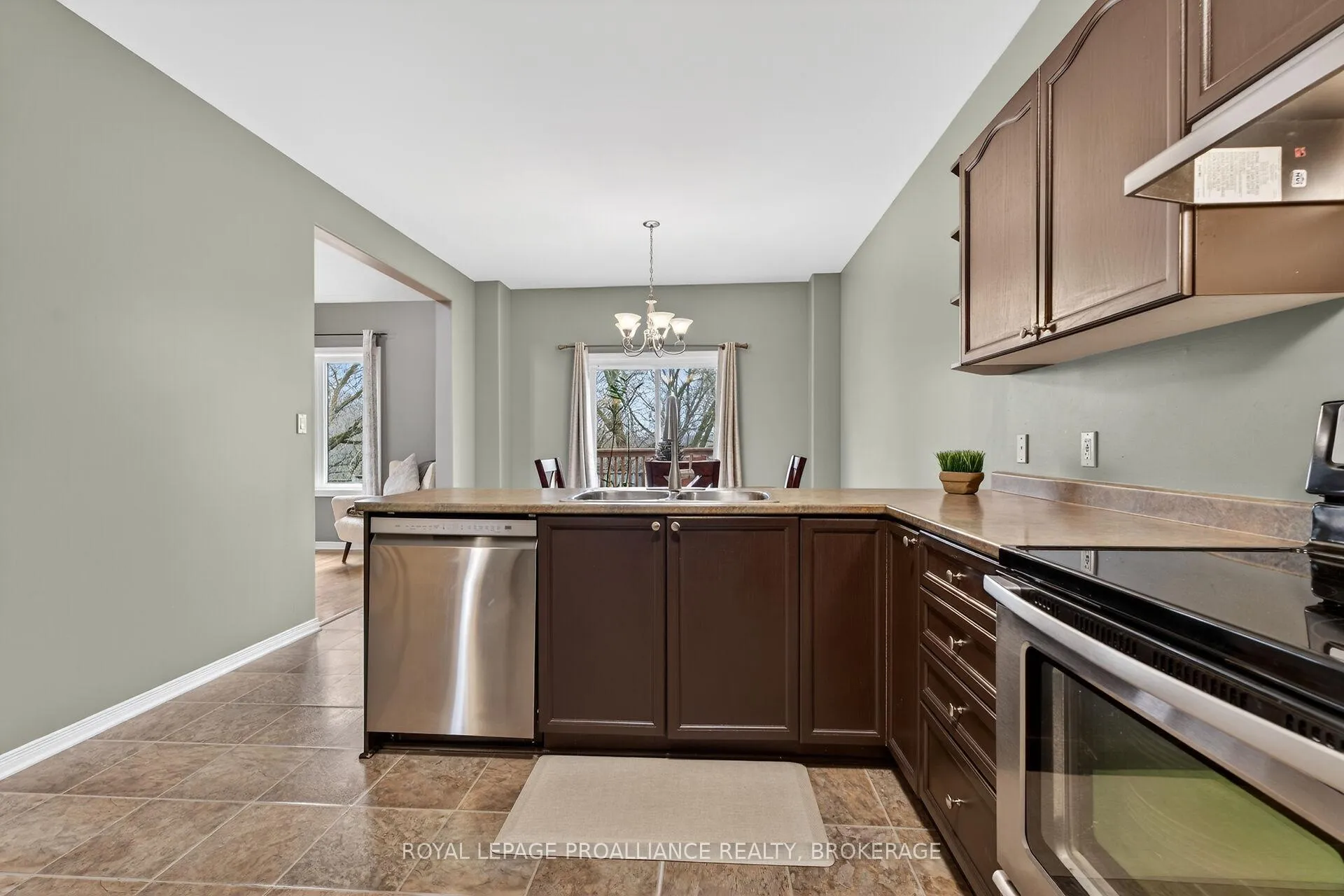 Photo 20 of 462 Weston Crescent, Kingston, East Gardiners Rd — HOMEH