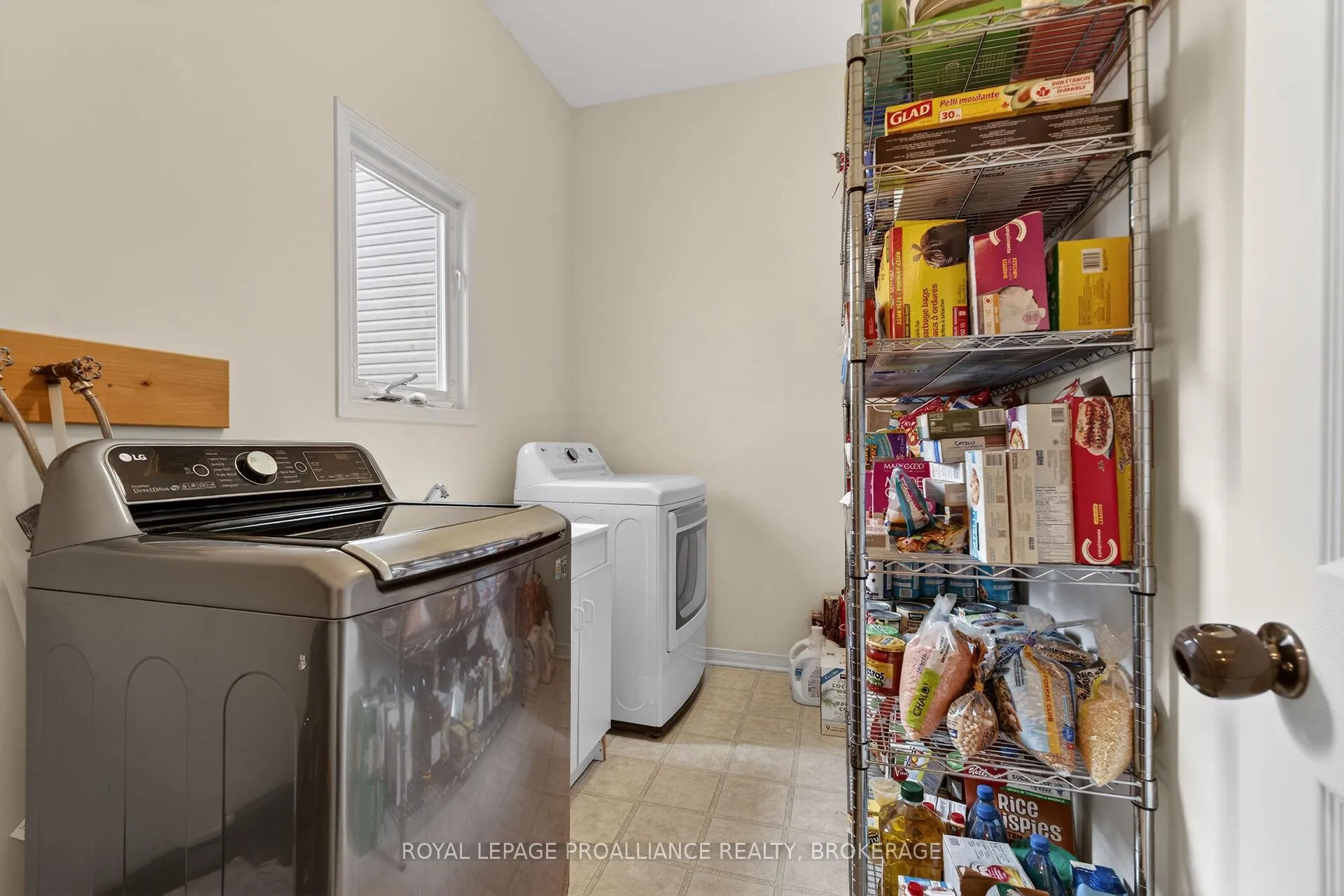 Photo 21 of 462 Weston Crescent, Kingston, East Gardiners Rd — HOMEH