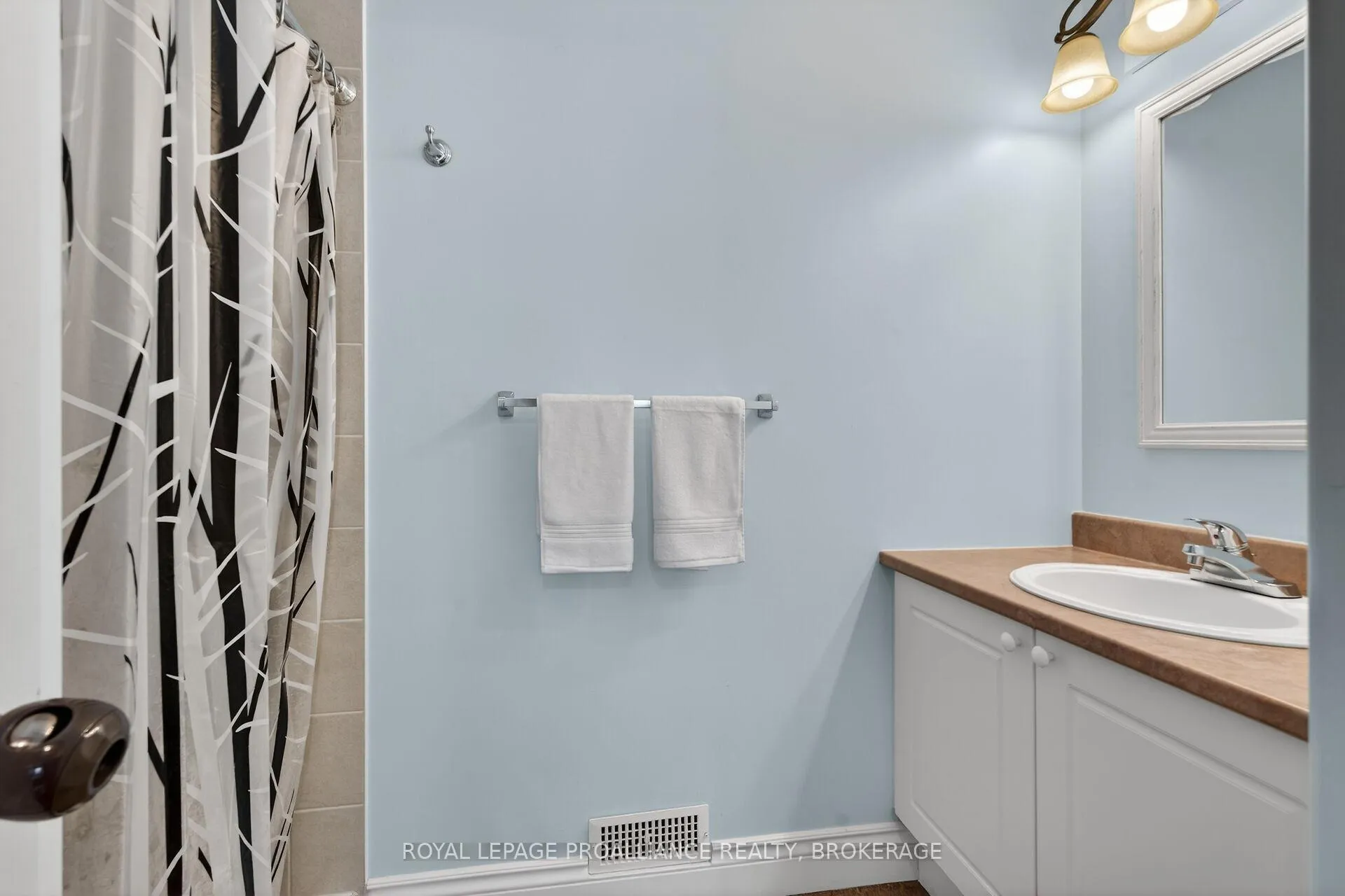 Photo 27 of 462 Weston Crescent, Kingston, East Gardiners Rd — HOMEH