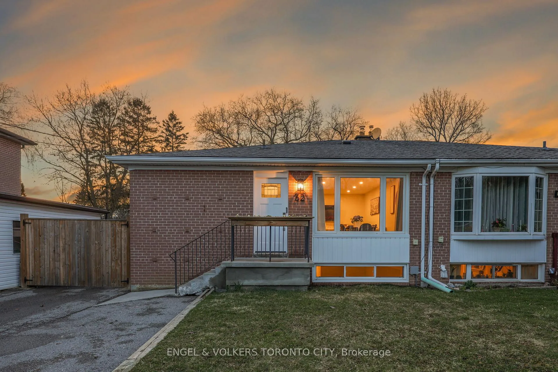 Photo 2 of 32 Davis Road, Aurora, Aurora Highlands — HOMEH