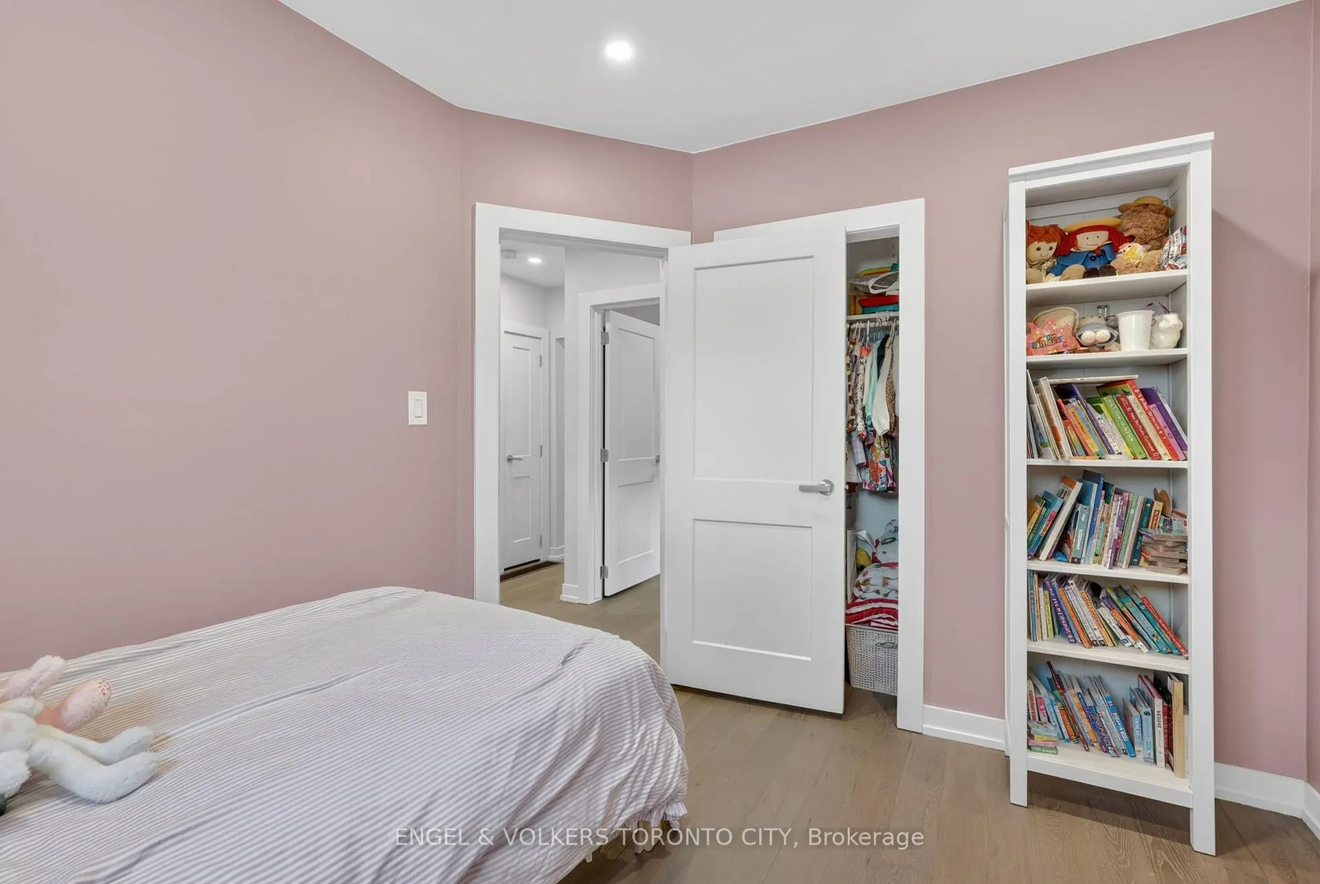 Photo 26 of 32 Davis Road, Aurora, Aurora Highlands — HOMEH