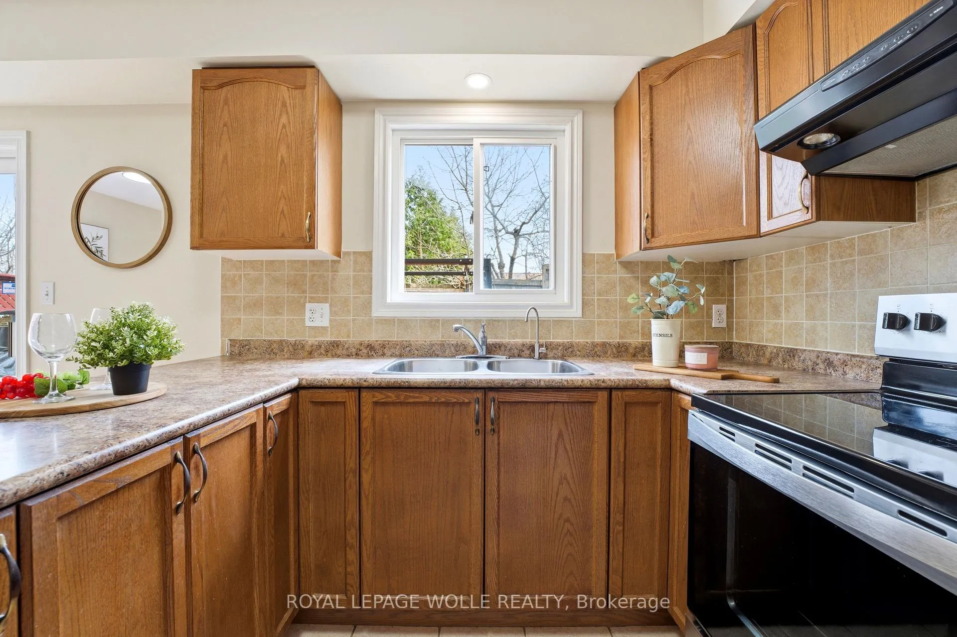Photo 10 of 87 Ralgreen Crescent, Waterloo — HOMEH