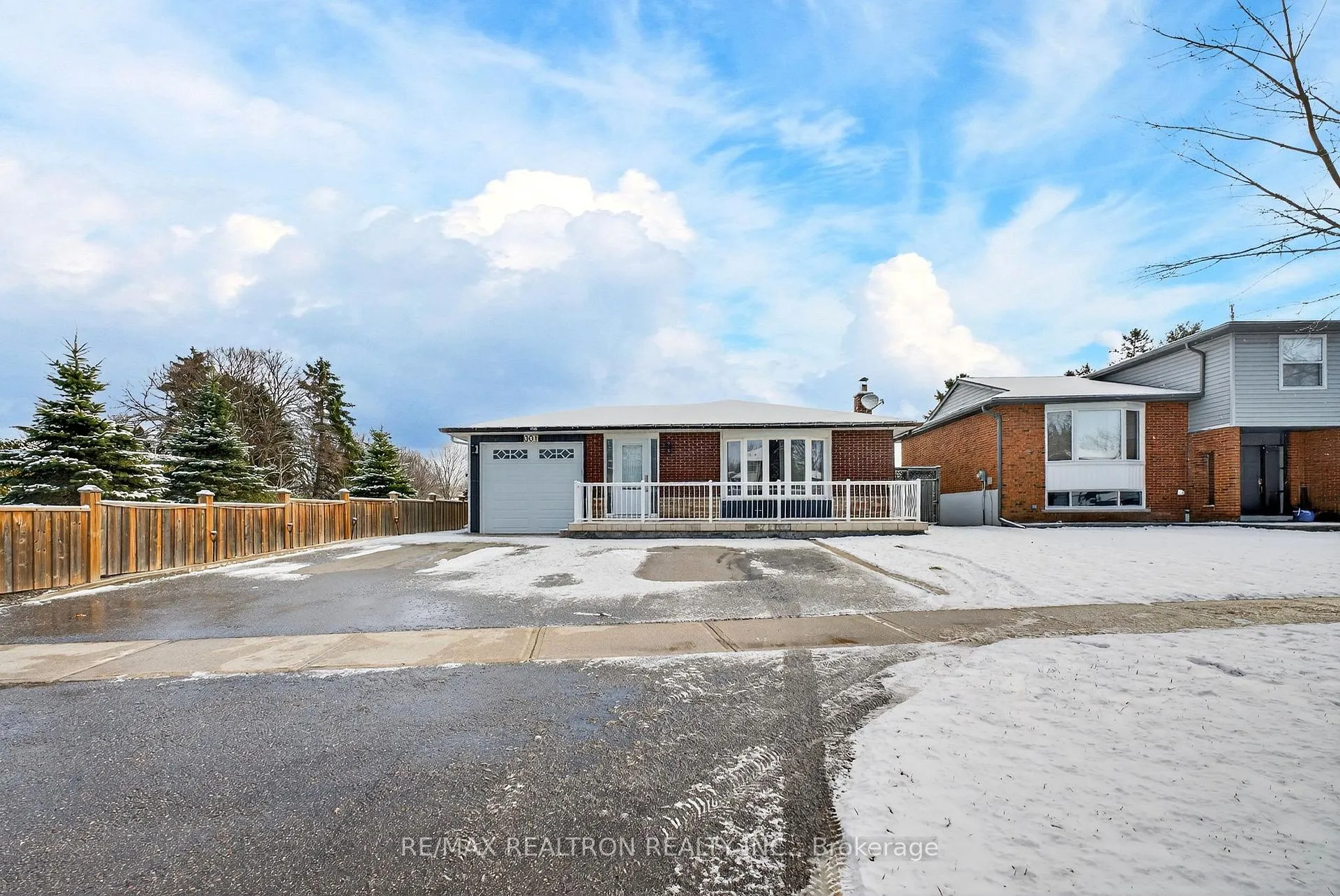 Photo 2 of 301 Lupin Drive, Whitby, Downtown Whitby — HOMEH