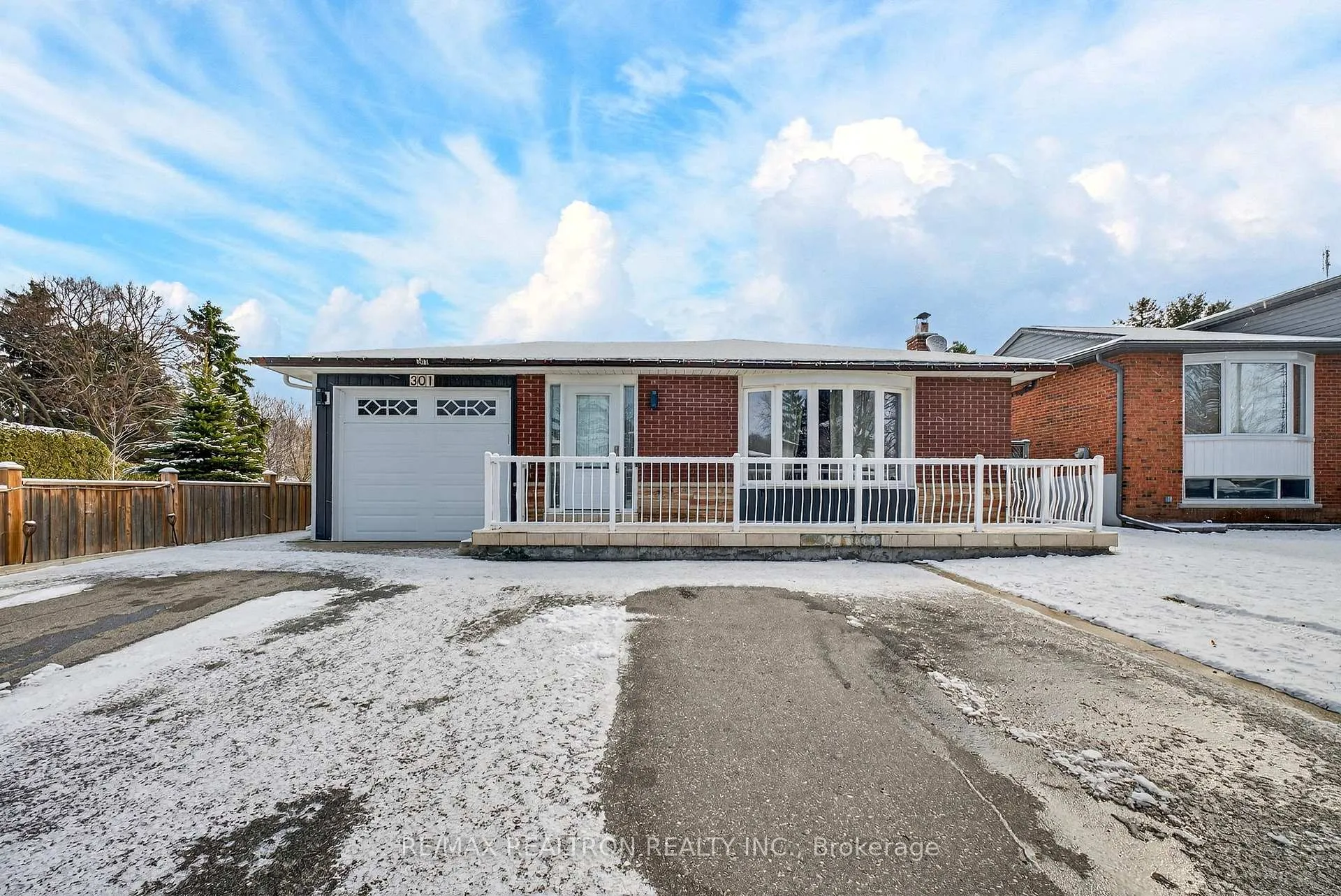 Photo 4 of 301 Lupin Drive, Whitby, Downtown Whitby — HOMEH