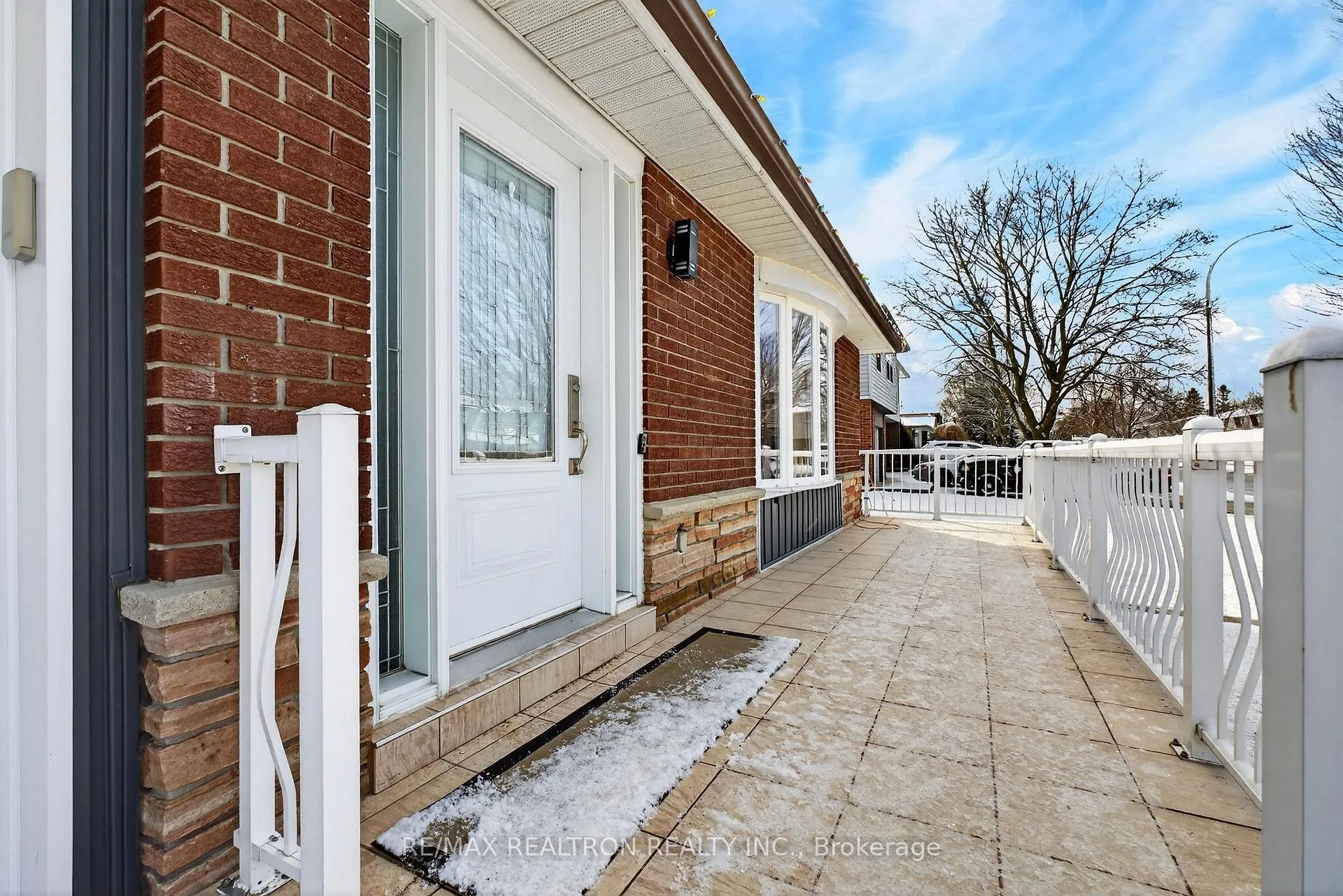 Photo 5 of 301 Lupin Drive, Whitby, Downtown Whitby — HOMEH