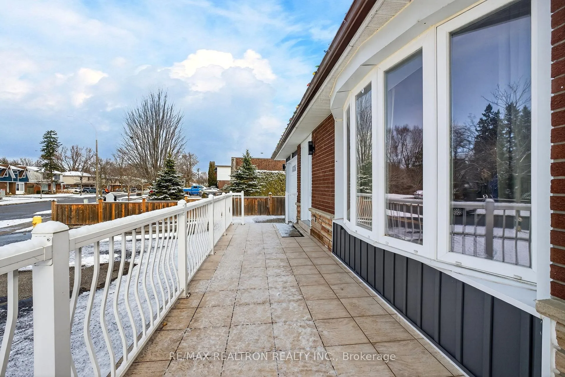 Photo 6 of 301 Lupin Drive, Whitby, Downtown Whitby — HOMEH