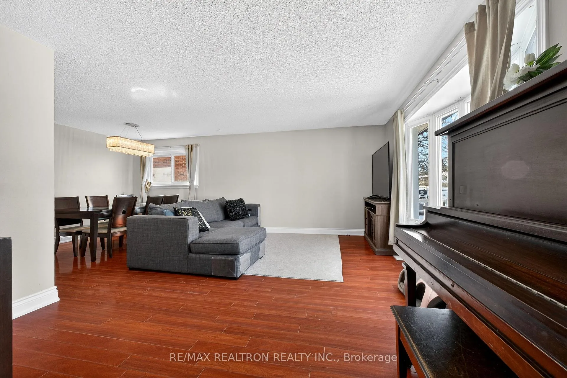 Photo 8 of 301 Lupin Drive, Whitby, Downtown Whitby — HOMEH