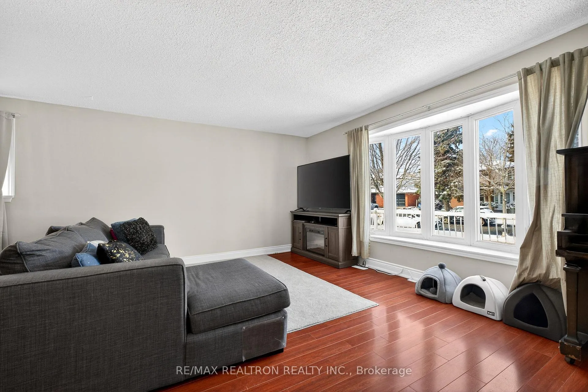 Photo 9 of 301 Lupin Drive, Whitby, Downtown Whitby — HOMEH