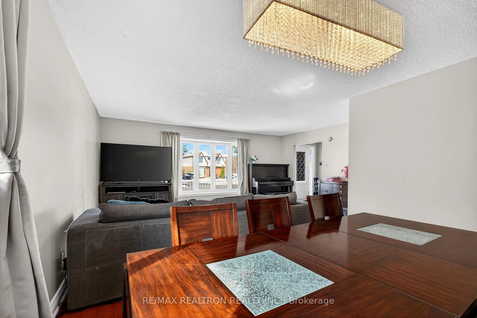 Photo 12 of 301 Lupin Drive, Whitby, Downtown Whitby — HOMEH