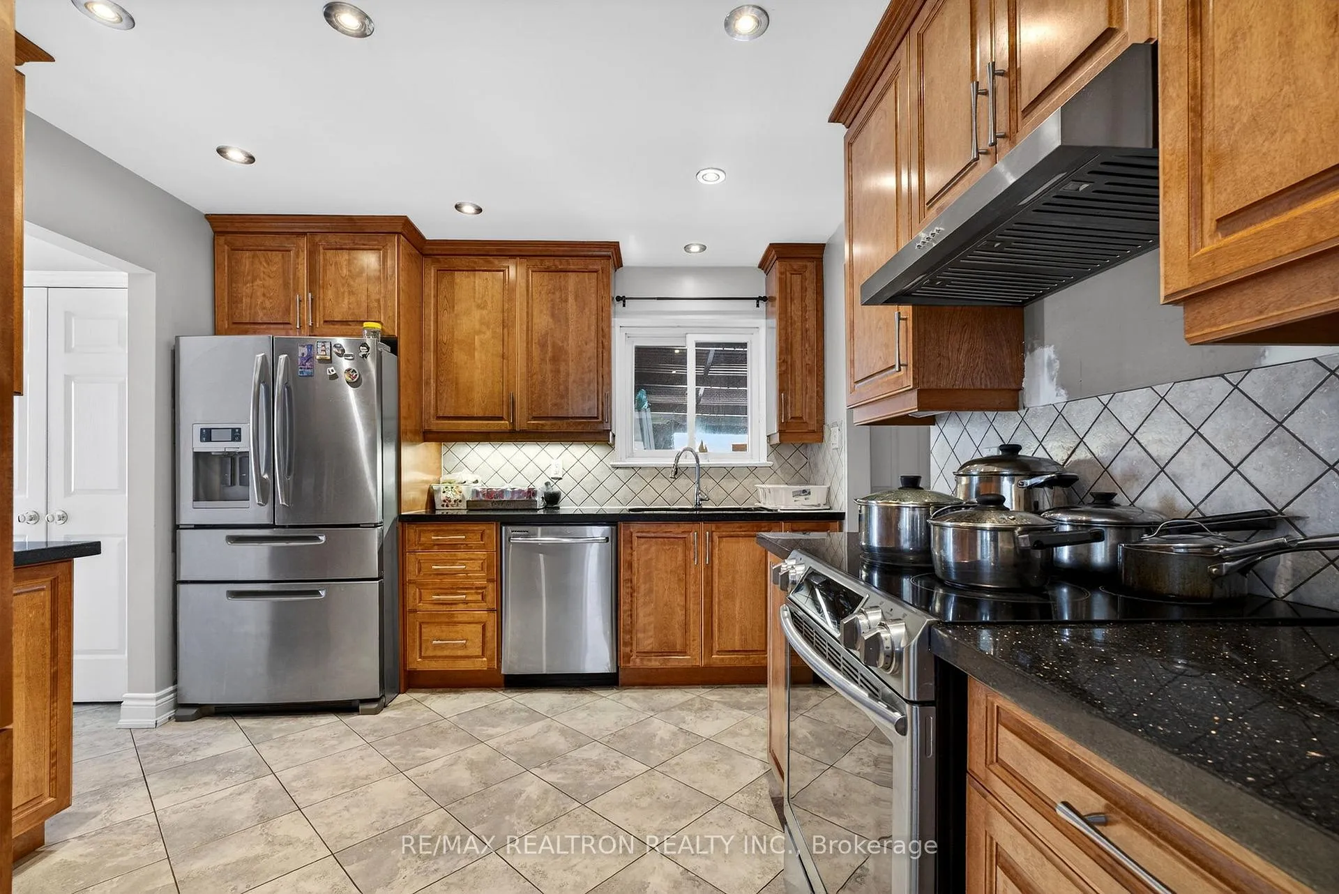 Photo 24 of 301 Lupin Drive, Whitby, Downtown Whitby — HOMEH