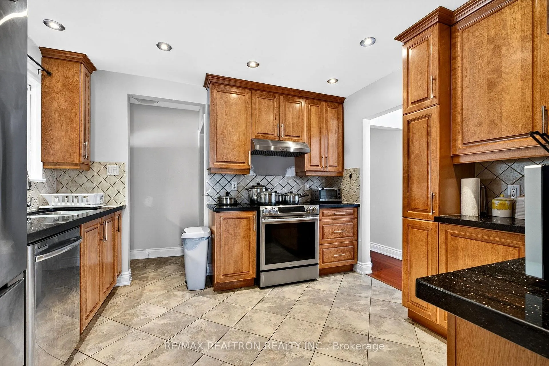Photo 25 of 301 Lupin Drive, Whitby, Downtown Whitby — HOMEH