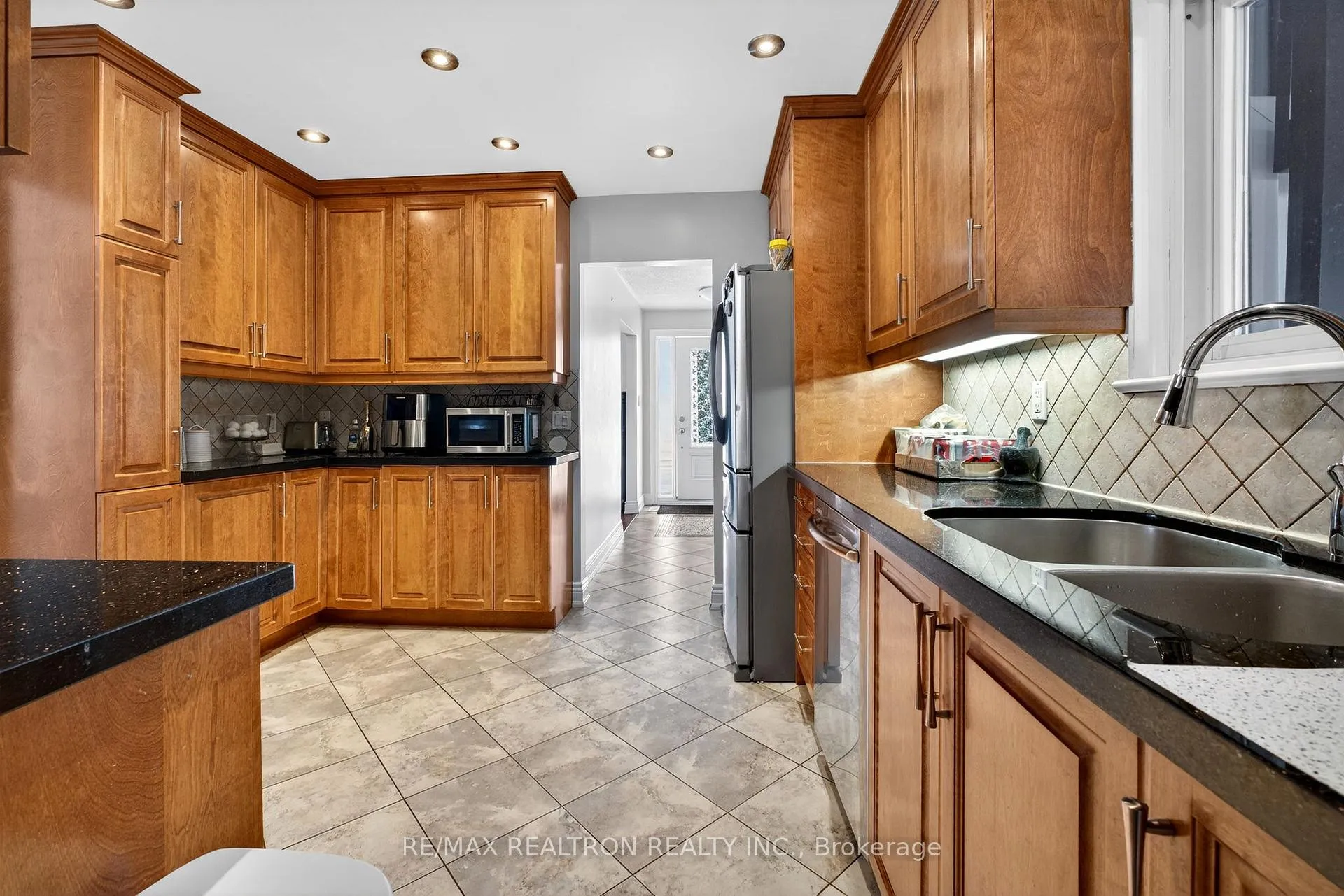 Photo 26 of 301 Lupin Drive, Whitby, Downtown Whitby — HOMEH