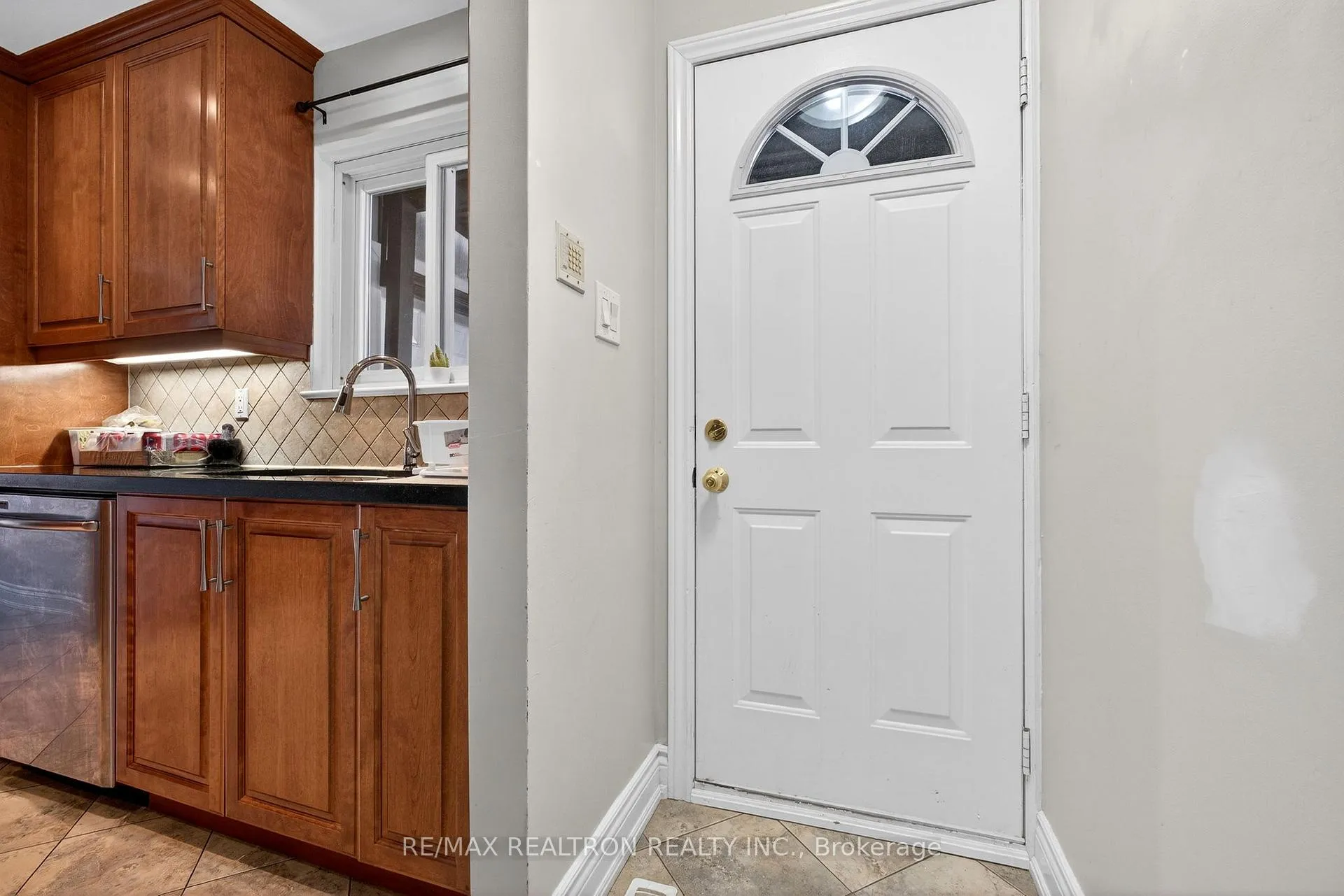 Photo 27 of 301 Lupin Drive, Whitby, Downtown Whitby — HOMEH