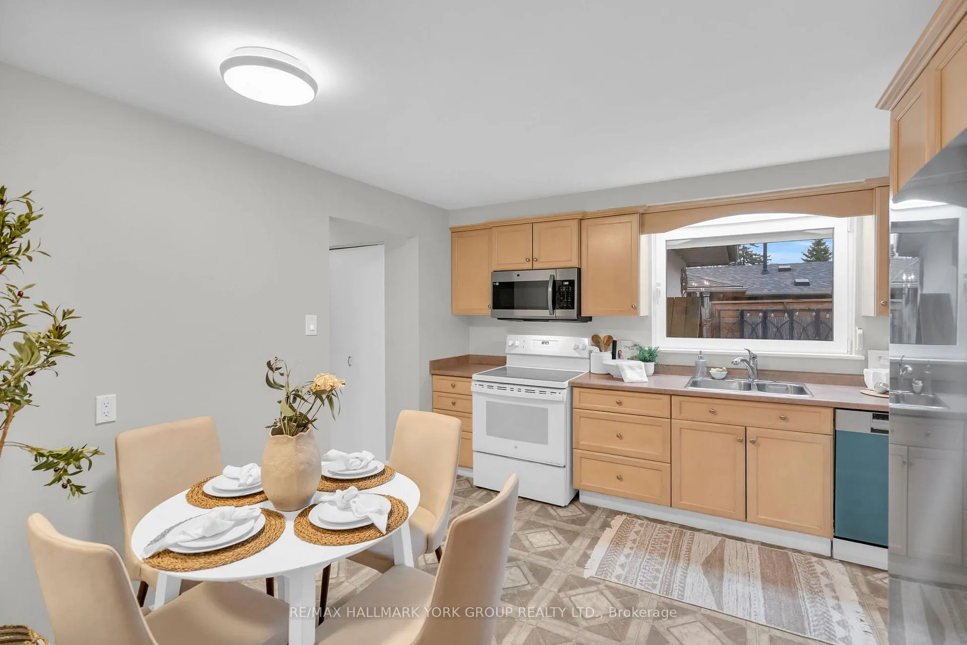 Photo 15 of 67 Devins Drive, Aurora, Aurora Heights — HOMEH