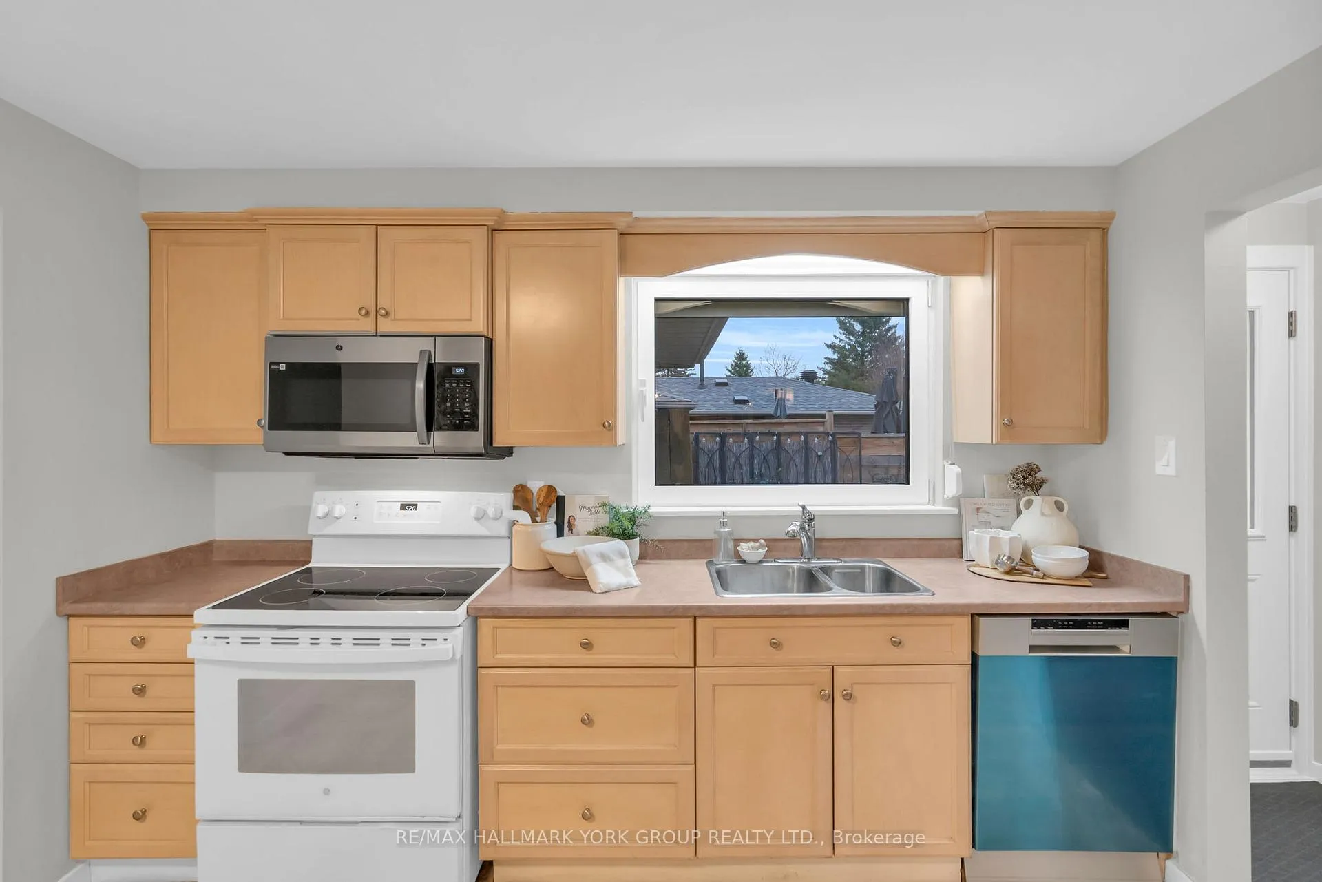 Photo 16 of 67 Devins Drive, Aurora, Aurora Heights — HOMEH