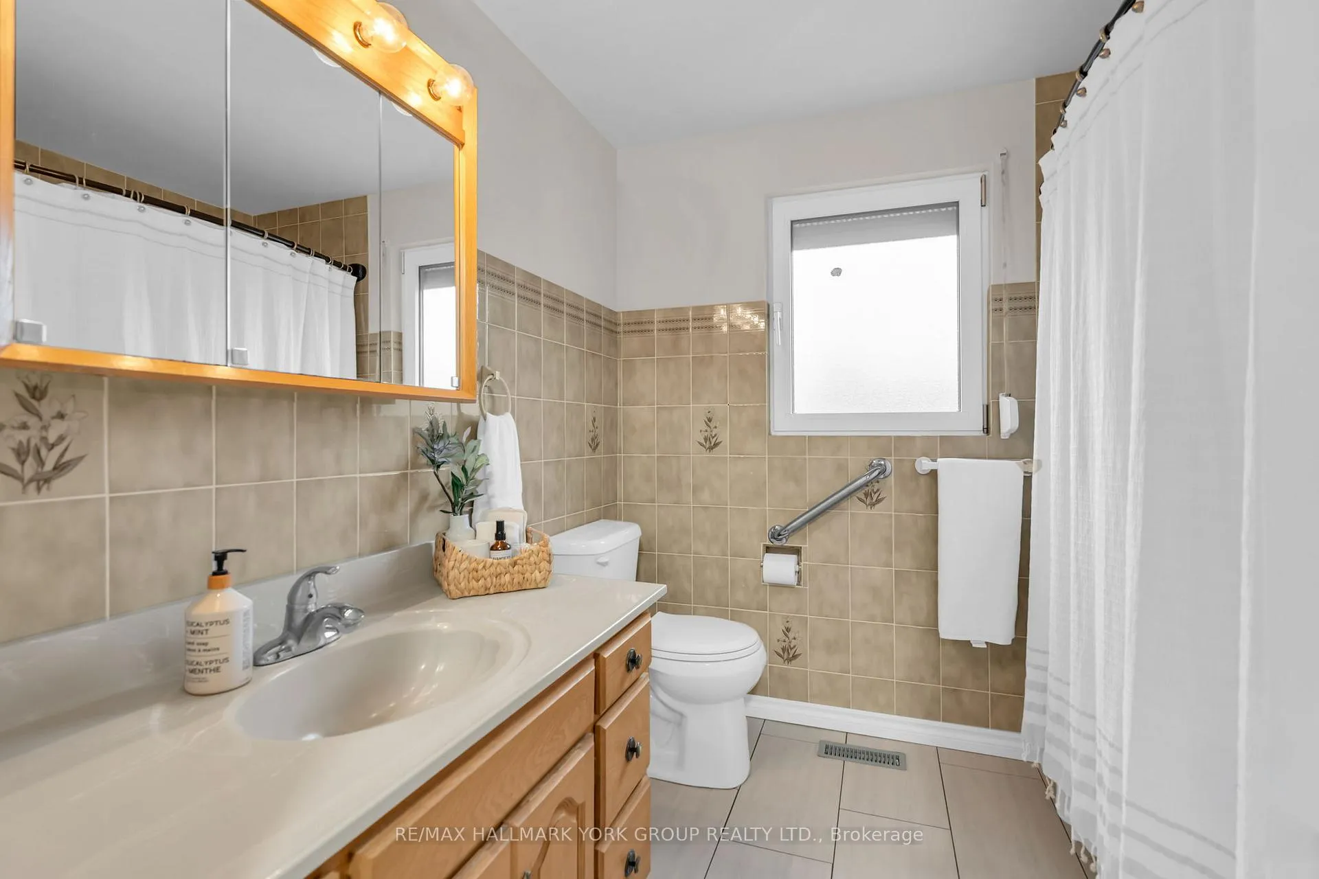 Photo 26 of 67 Devins Drive, Aurora, Aurora Heights — HOMEH