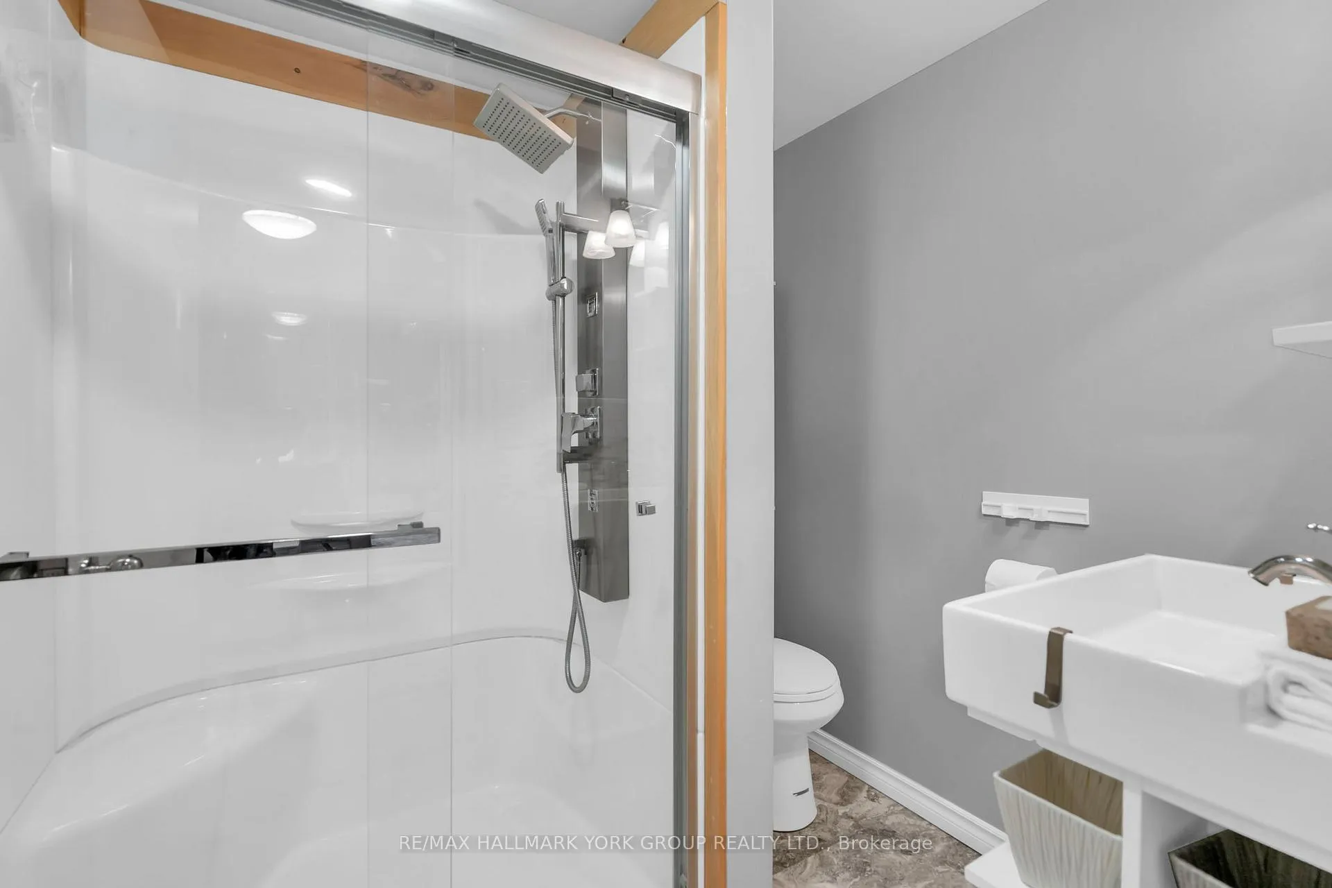 Photo 33 of 67 Devins Drive, Aurora, Aurora Heights — HOMEH