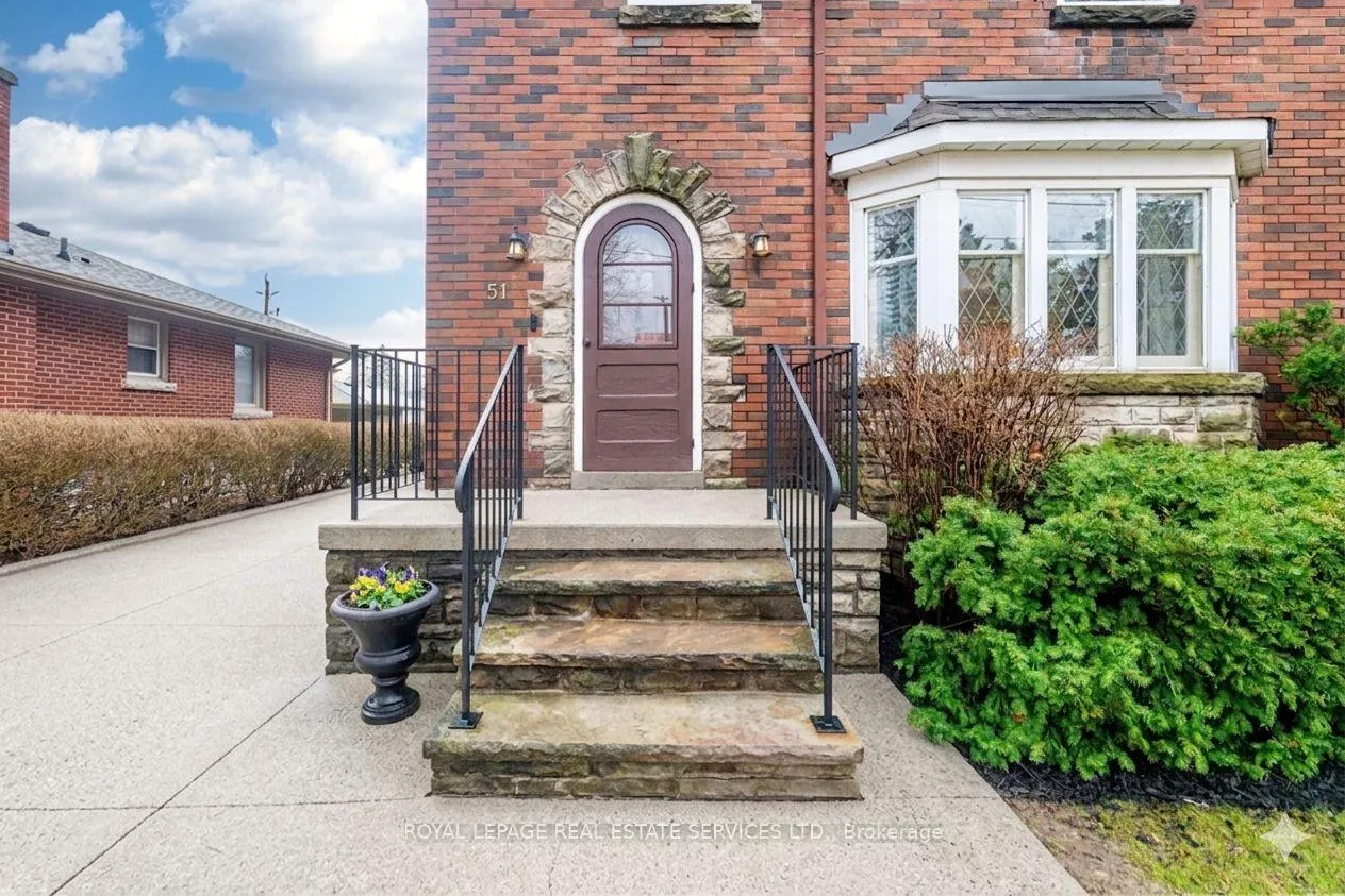 Photo 4 of 51 Wellington Street E, Brampton, Downtown Brampton — HOMEH