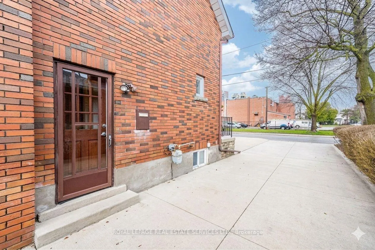 Photo 32 of 51 Wellington Street E, Brampton, Downtown Brampton — HOMEH