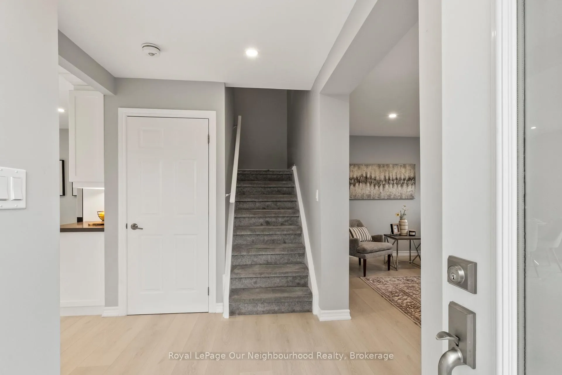 Photo 4 of 75 Little Avenue, Clarington, Bowmanville — HOMEH
