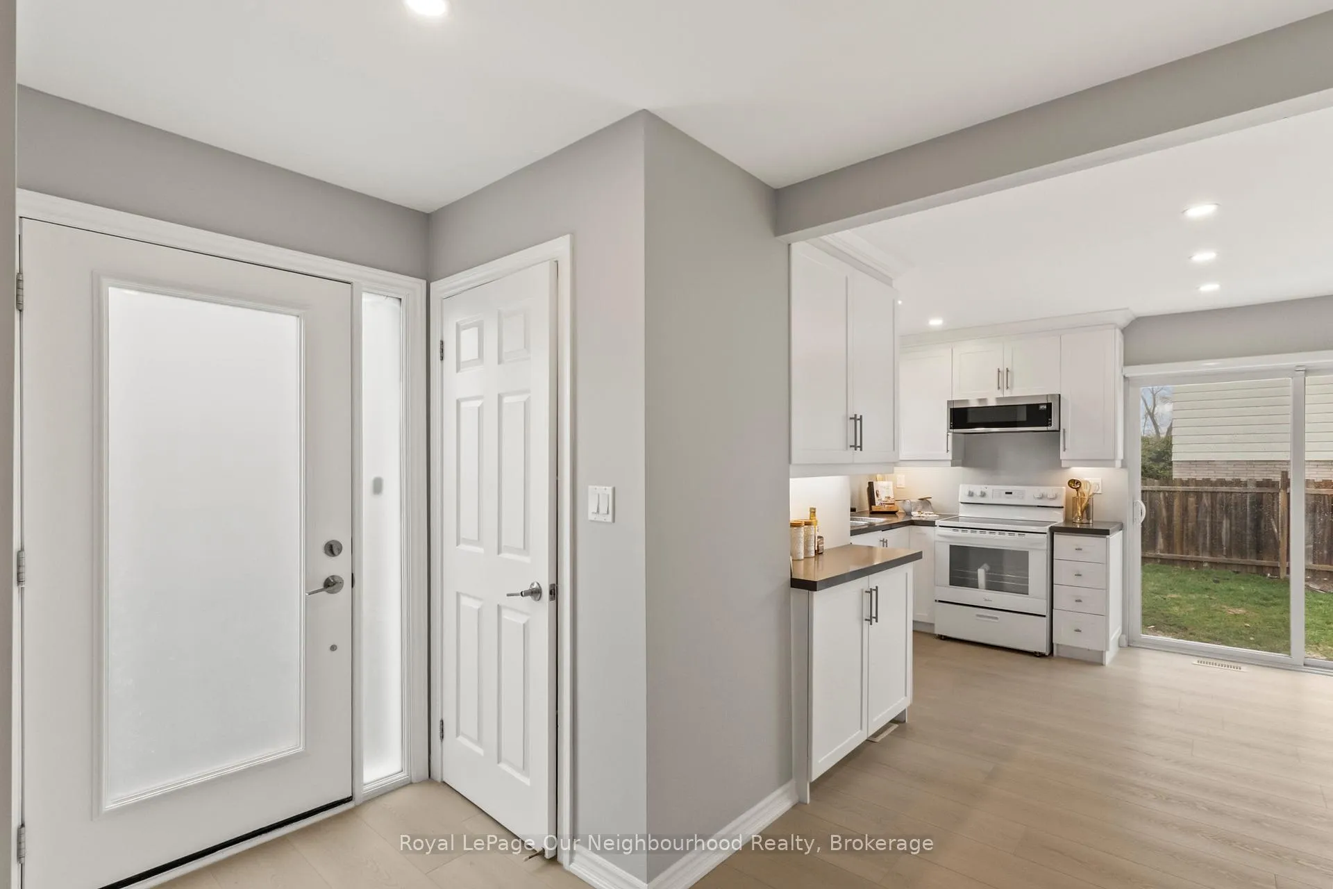 Photo 5 of 75 Little Avenue, Clarington, Bowmanville — HOMEH