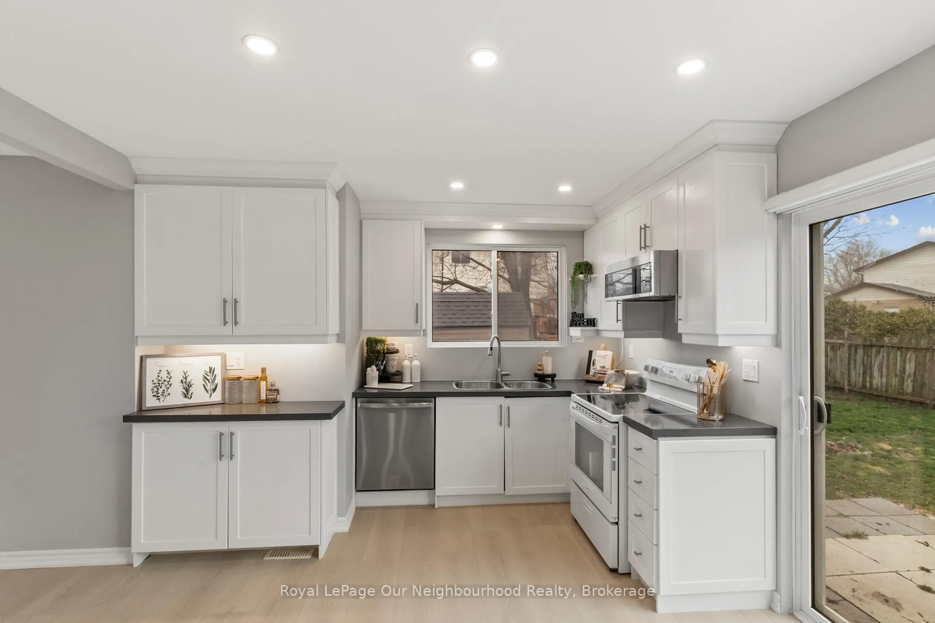 Photo 6 of 75 Little Avenue, Clarington, Bowmanville — HOMEH