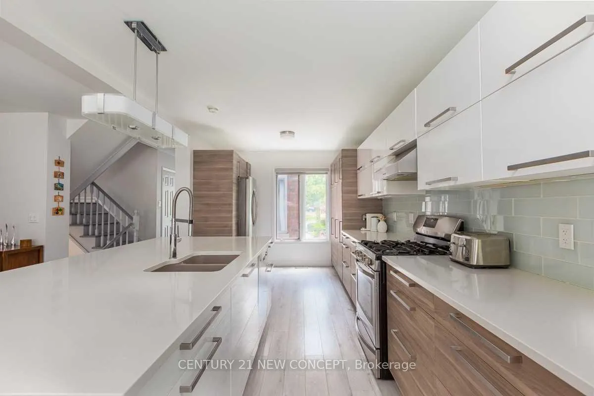 Photo 4 of 8 Brownstone Circle, Vaughan, Crestwood-Springfarm-Yorkhill — HOMEH