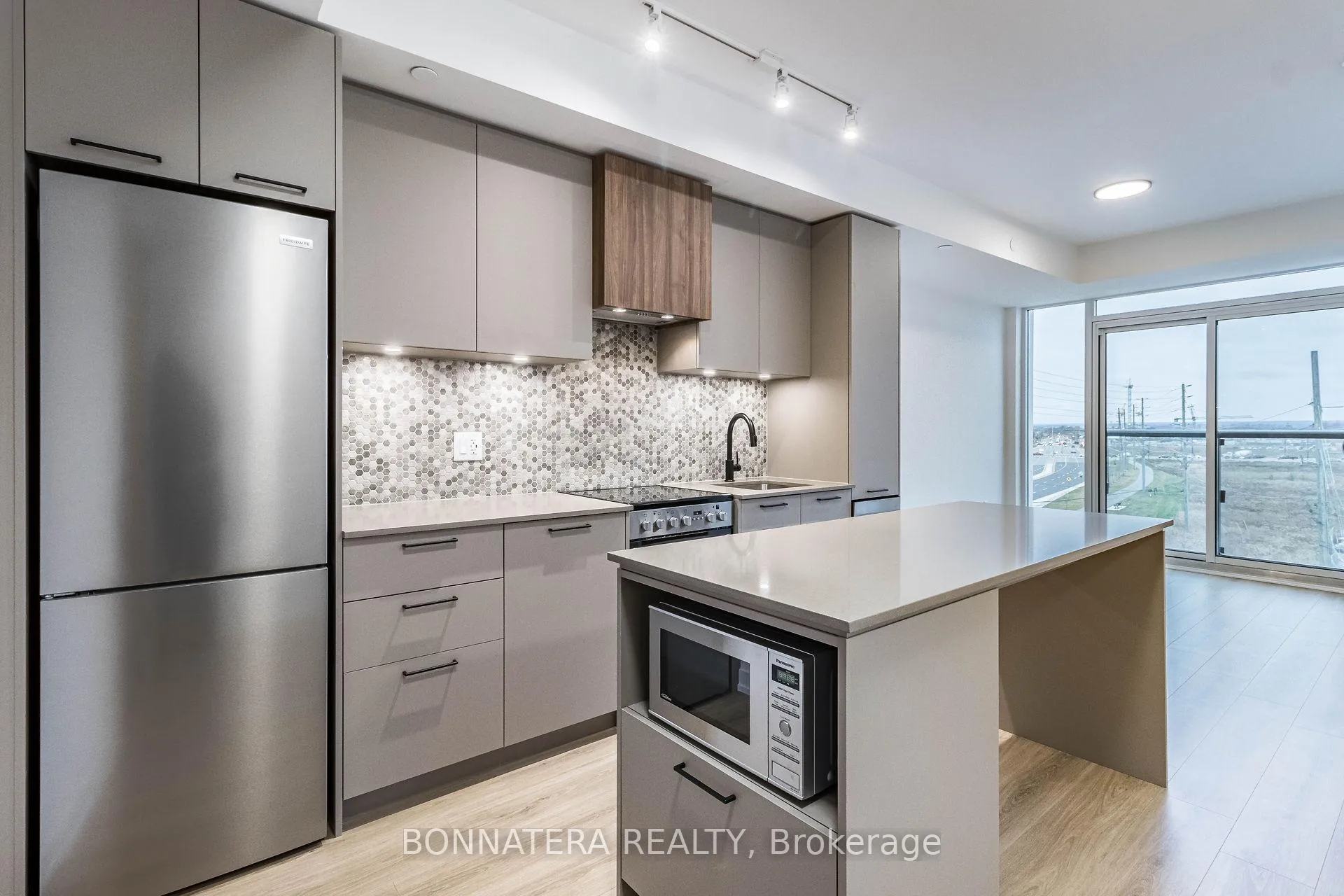 Photo 6 of Unit 414, 10 Lagerfeld Drive, Brampton, Northwest Brampton — HOMEH