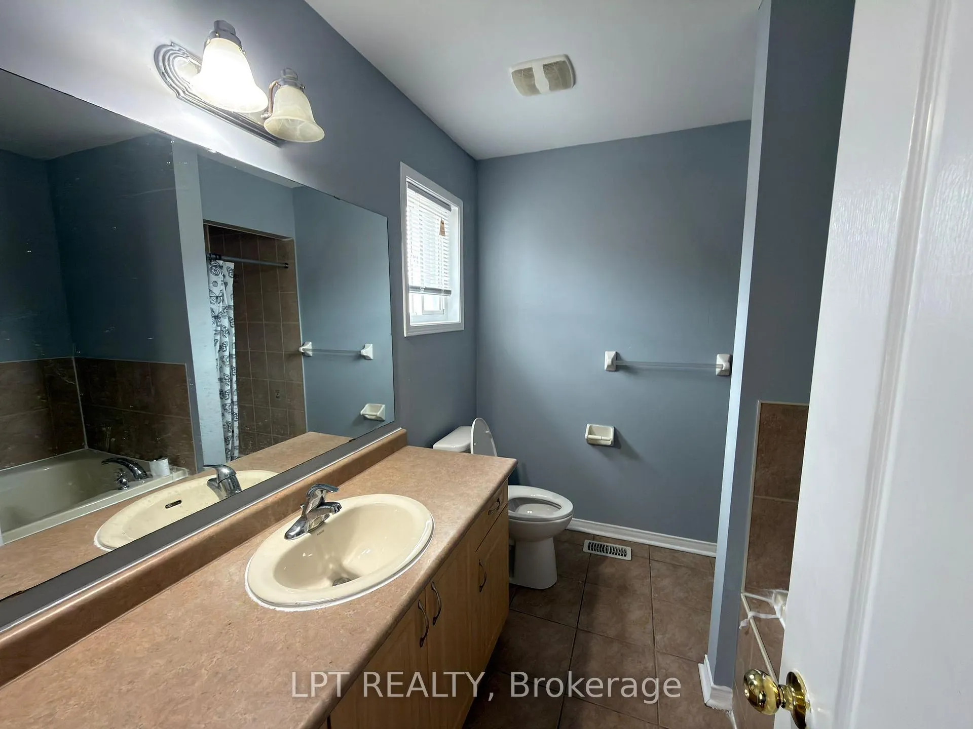 Photo 3 of 112 Bushmill Circle, Brampton, Fletcher's Meadow — HOMEH
