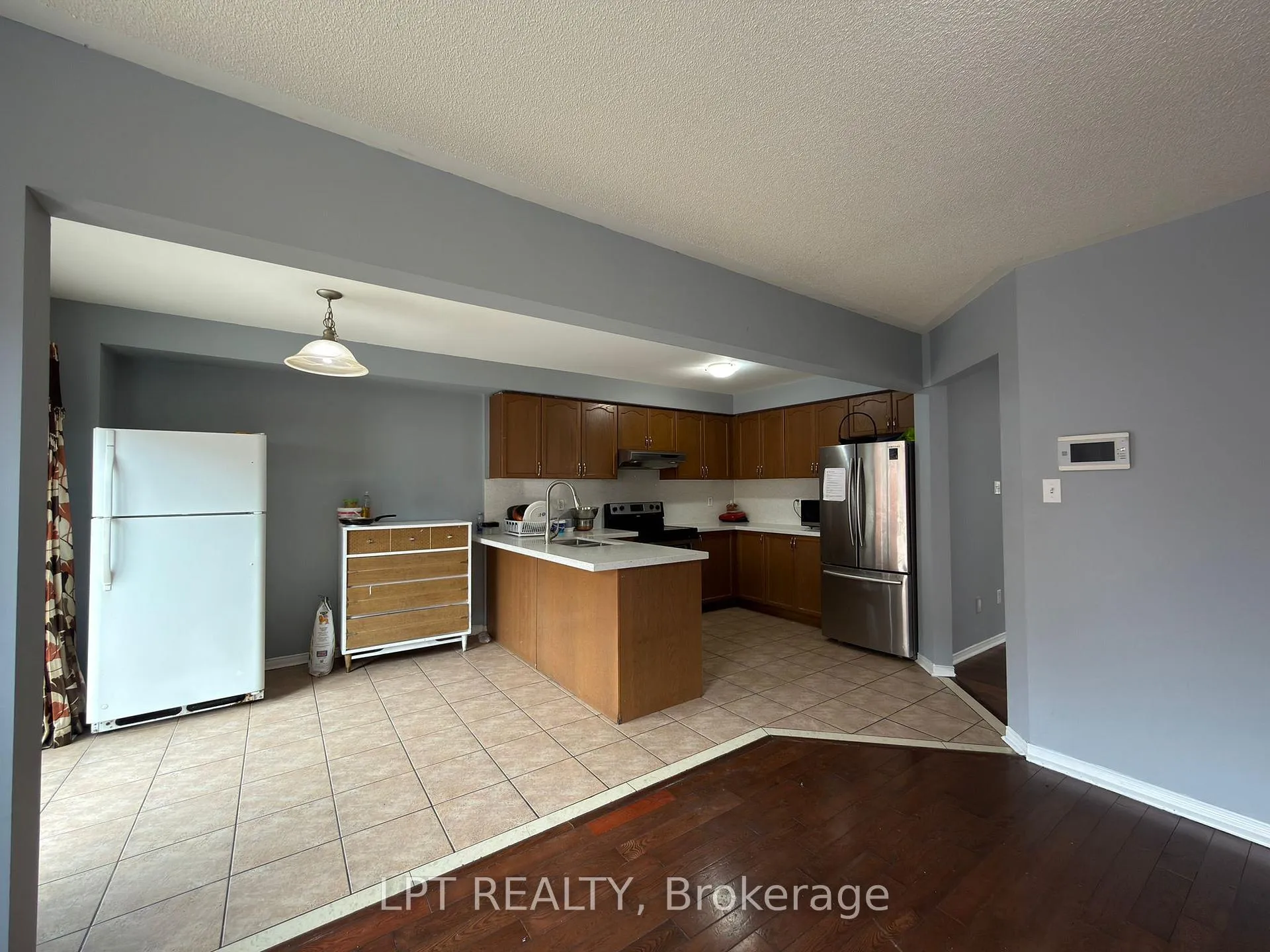 Photo 4 of 112 Bushmill Circle, Brampton, Fletcher's Meadow — HOMEH