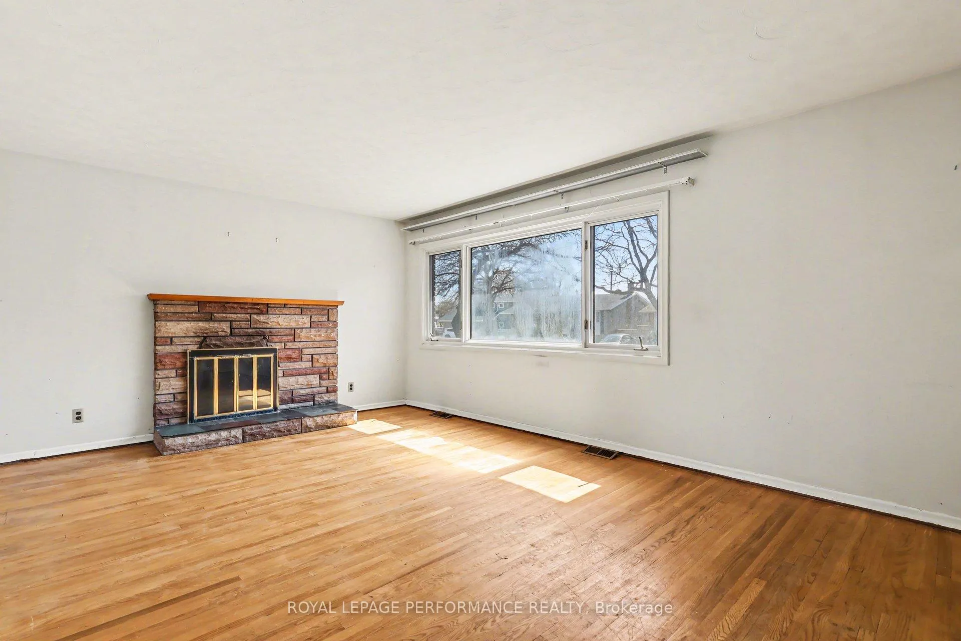 Photo 3 of 767 Cross Avenue, Ottawa, Elmvale Acres/Urbandale — HOMEH