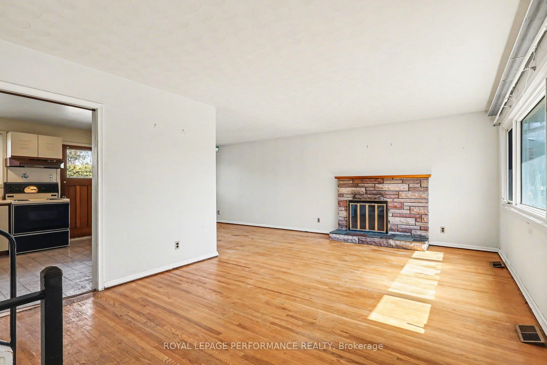 Photo 6 of 767 Cross Avenue, Ottawa, Elmvale Acres/Urbandale — HOMEH