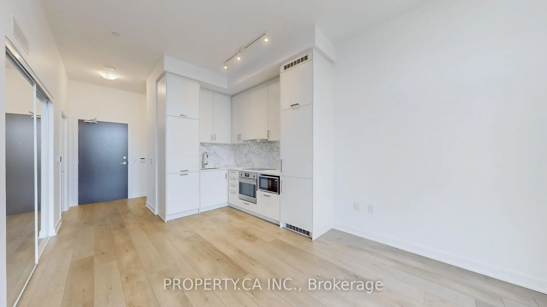 Photo 4 of Unit 211, 60 Honeycrisp Crescent, Vaughan, Vaughan Corporate Centre — HOMEH