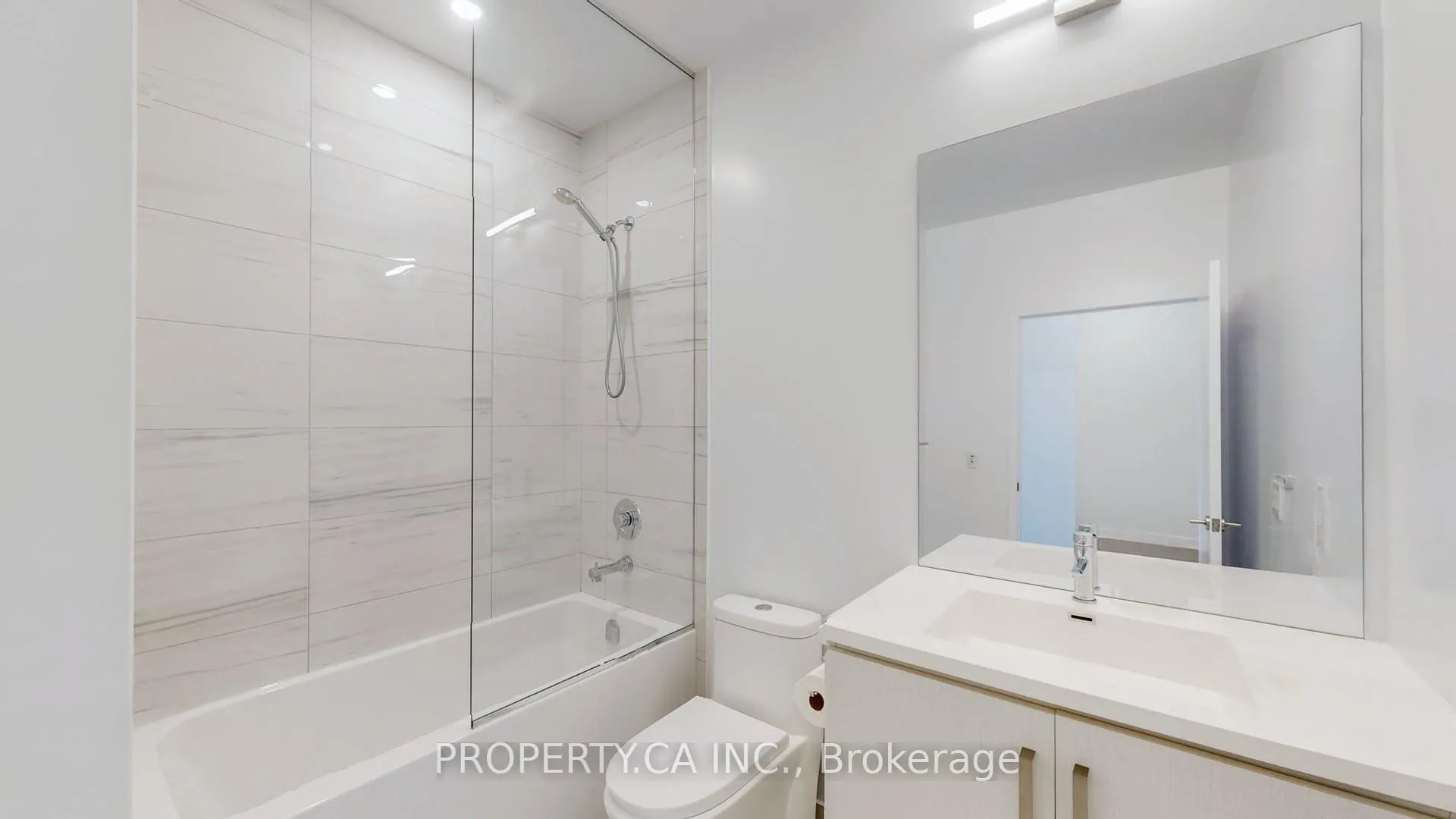 Photo 9 of Unit 211, 60 Honeycrisp Crescent, Vaughan, Vaughan Corporate Centre — HOMEH