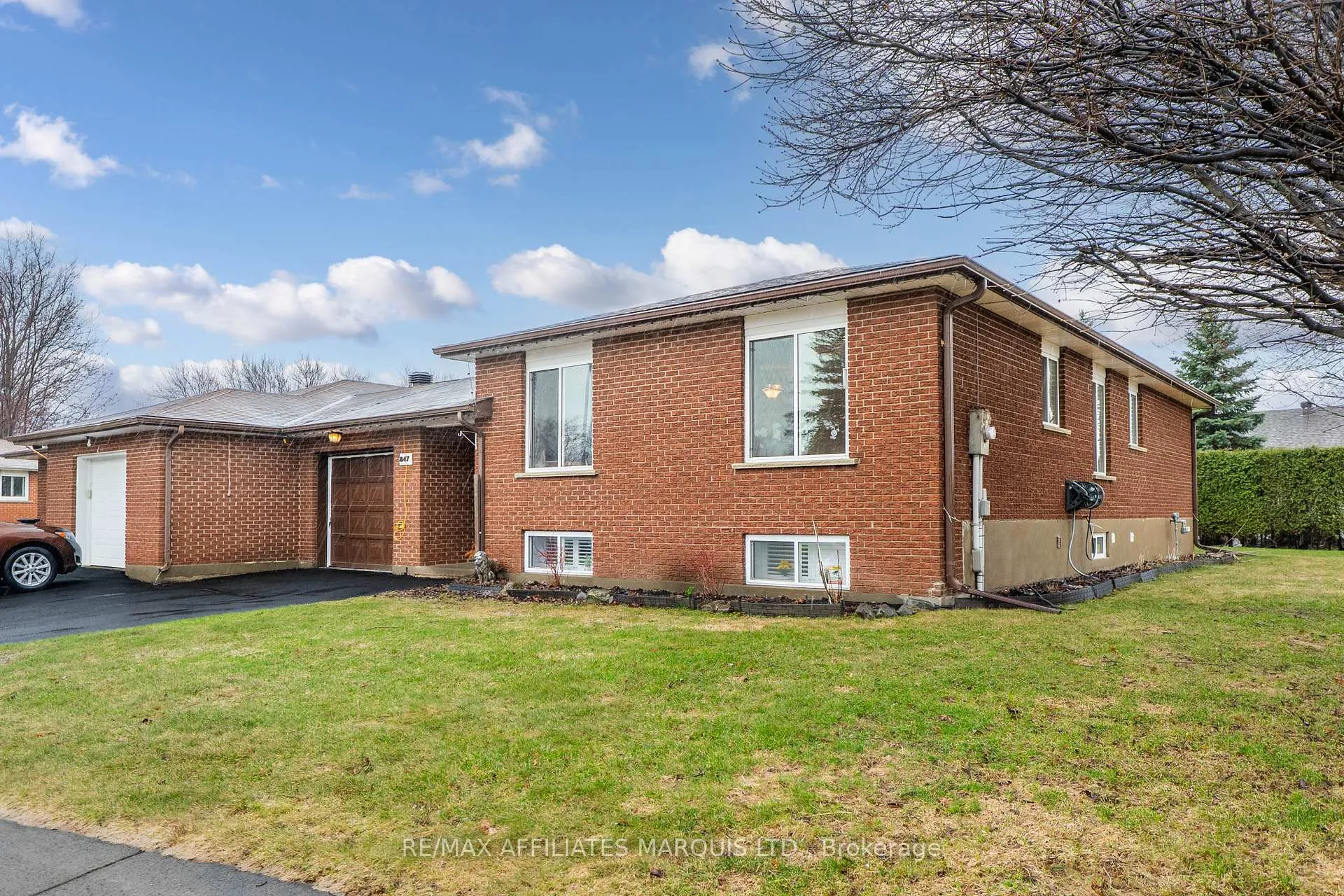 Photo 2 of 847 Glengarry Boulevard, Cornwall — HOMEH