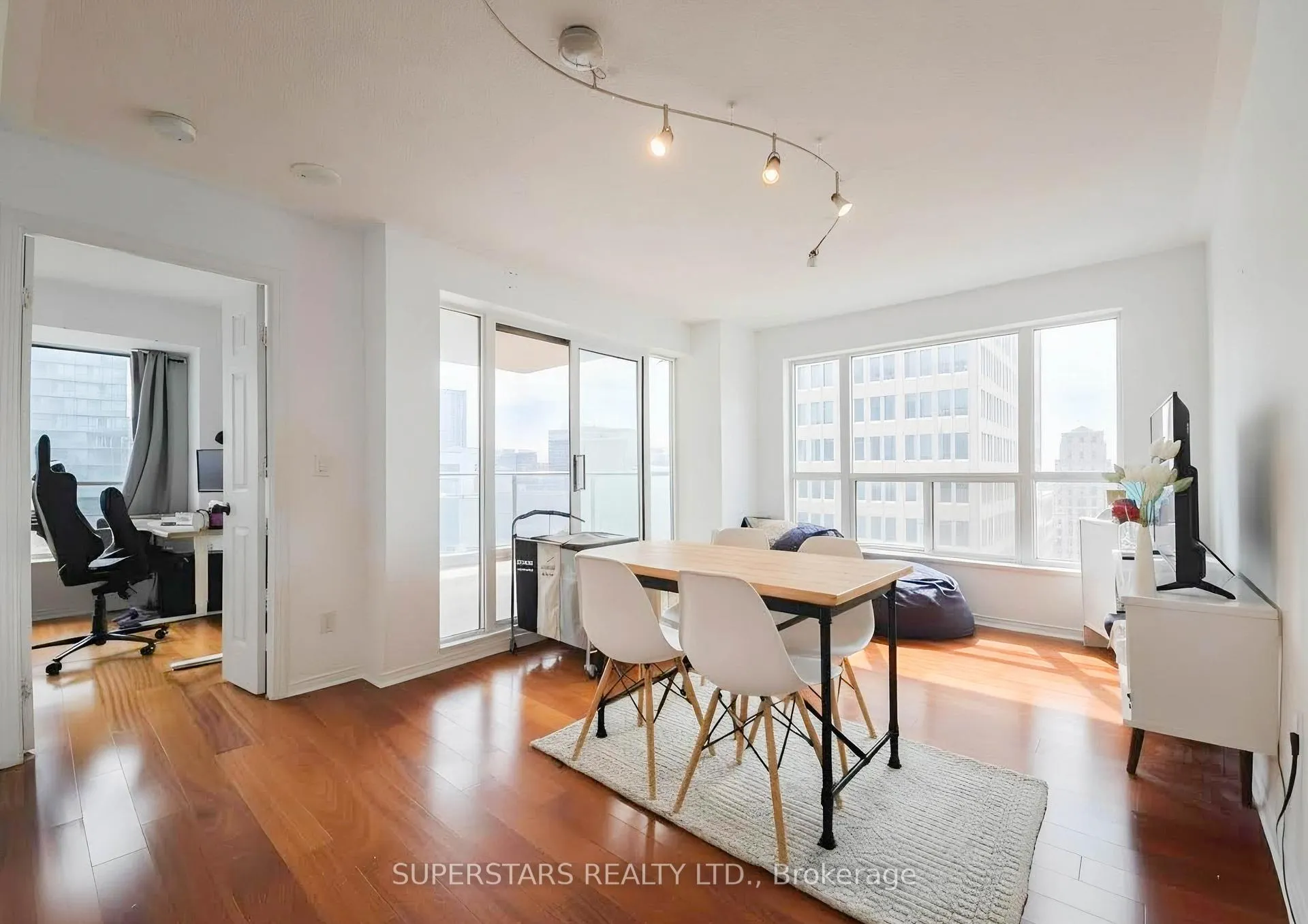 Front of Unit 2105, 909 Bay Street